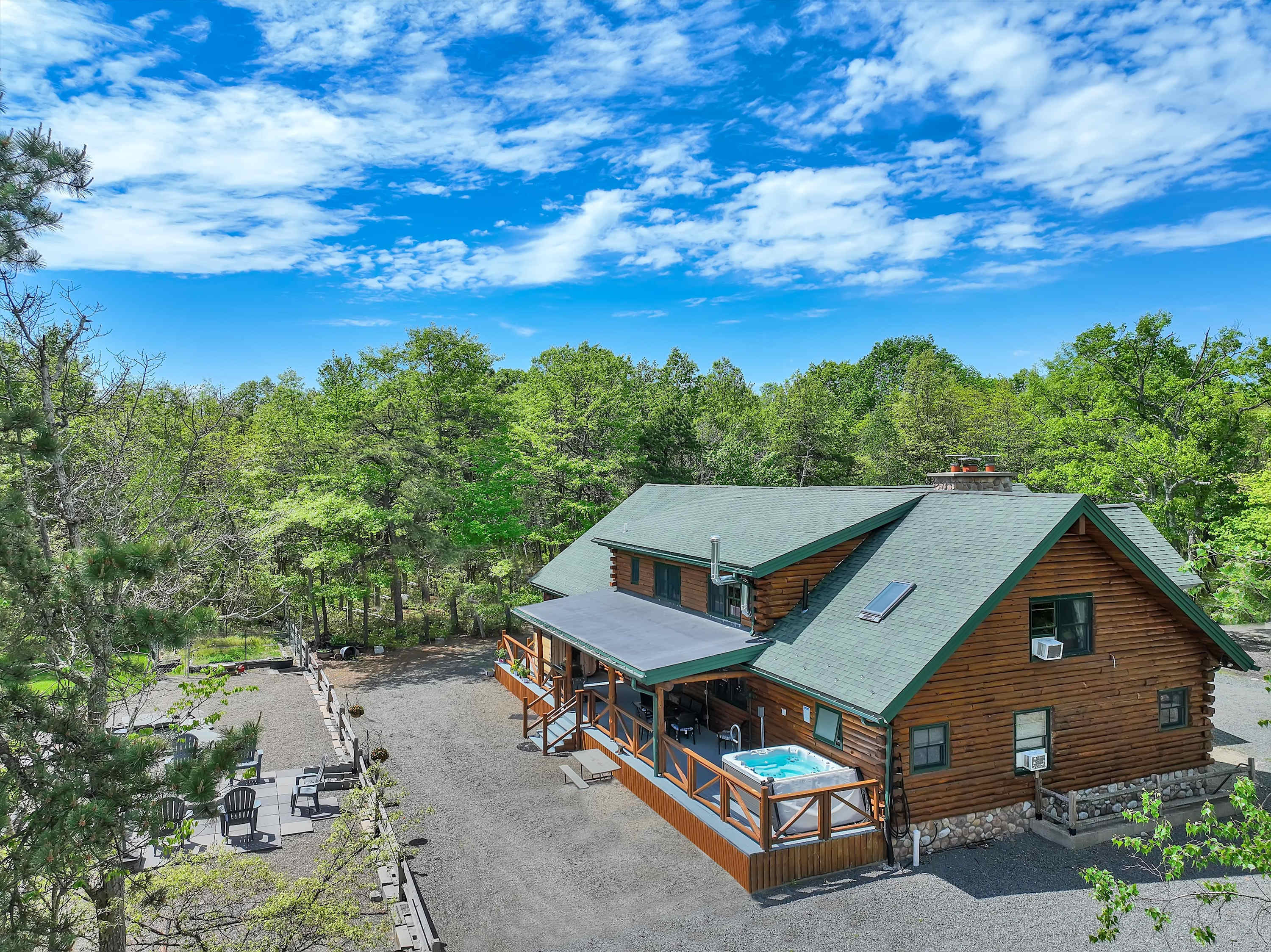 Luxury Log Cabin on 5 Acres | Hot Tub | Firepit