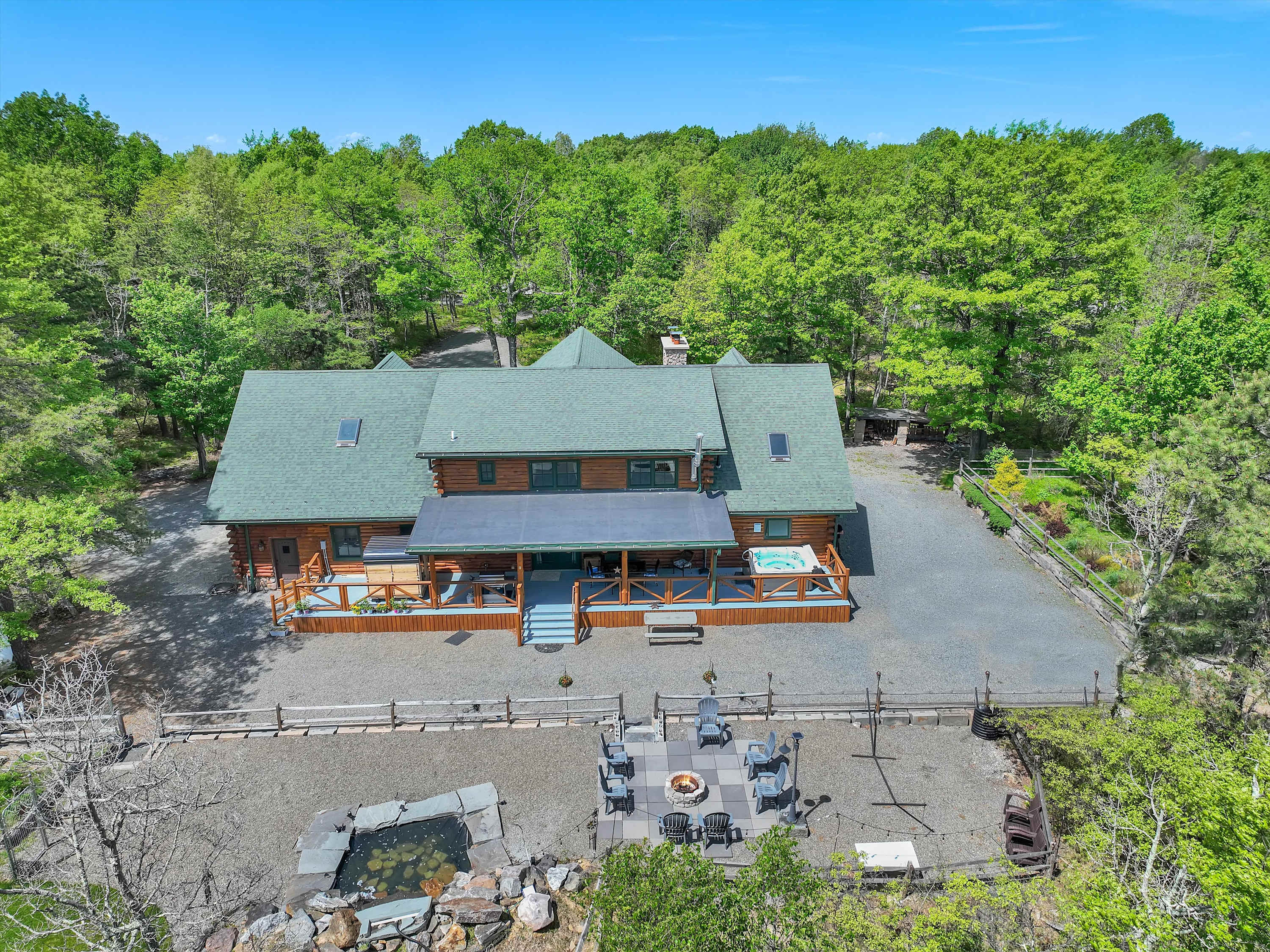 Luxury Log Cabin on 5 Acres | Hot Tub | Firepit