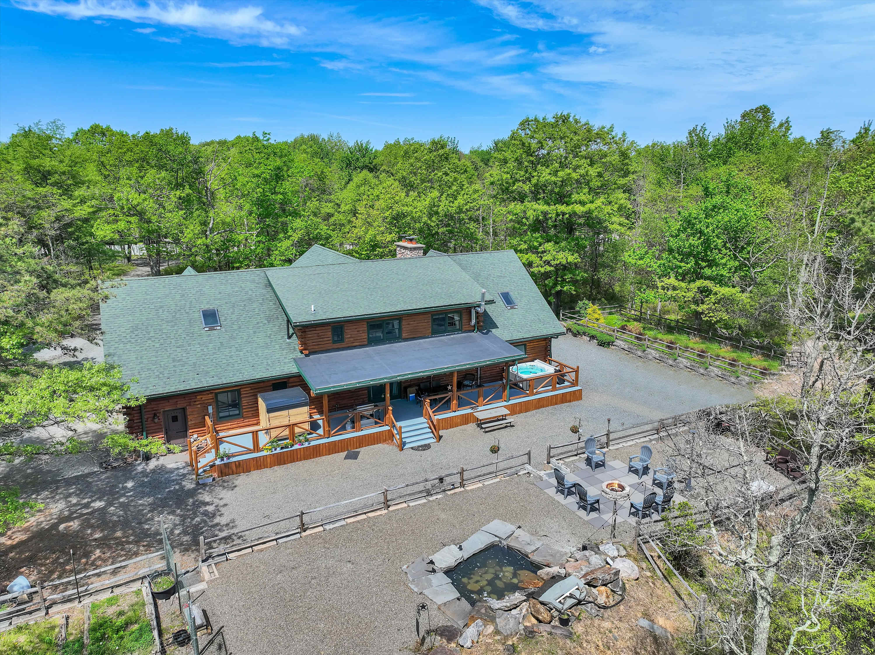 Luxury Log Cabin on 5 Acres | Hot Tub | Firepit