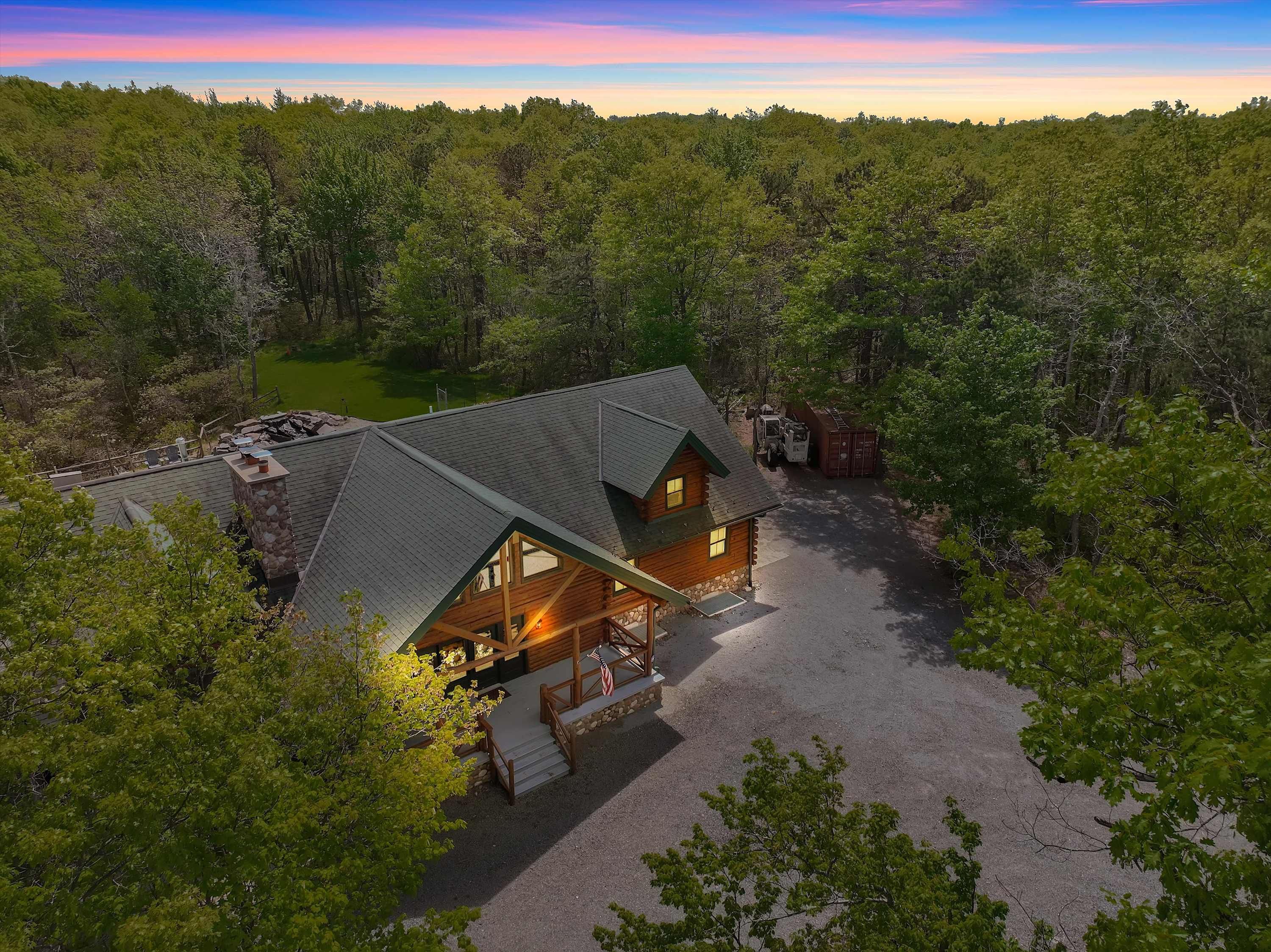 Luxury Log Cabin on 5 Acres | Hot Tub | Firepit