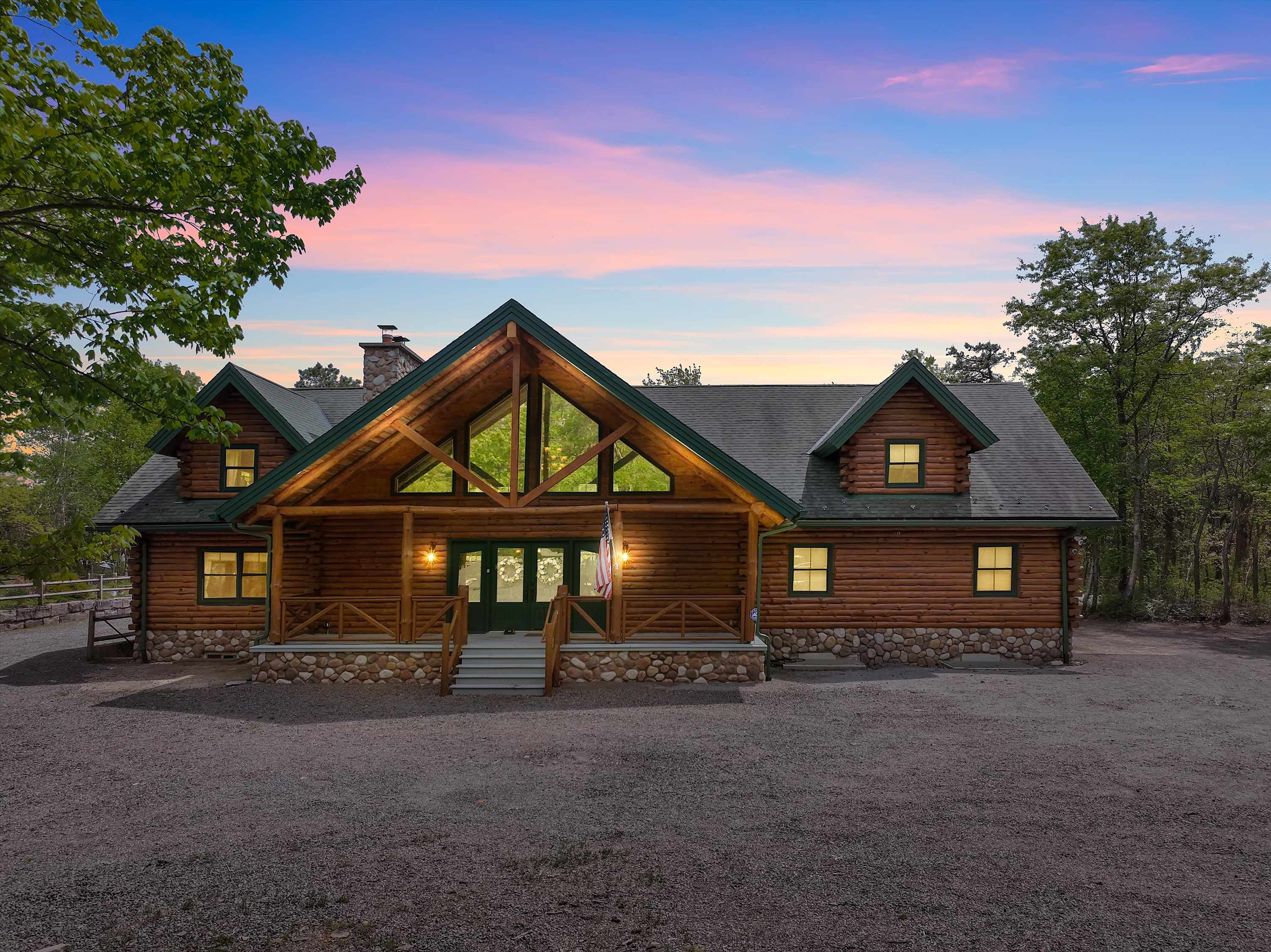 Luxury Log Cabin on 5 Acres | Hot Tub | Firepit