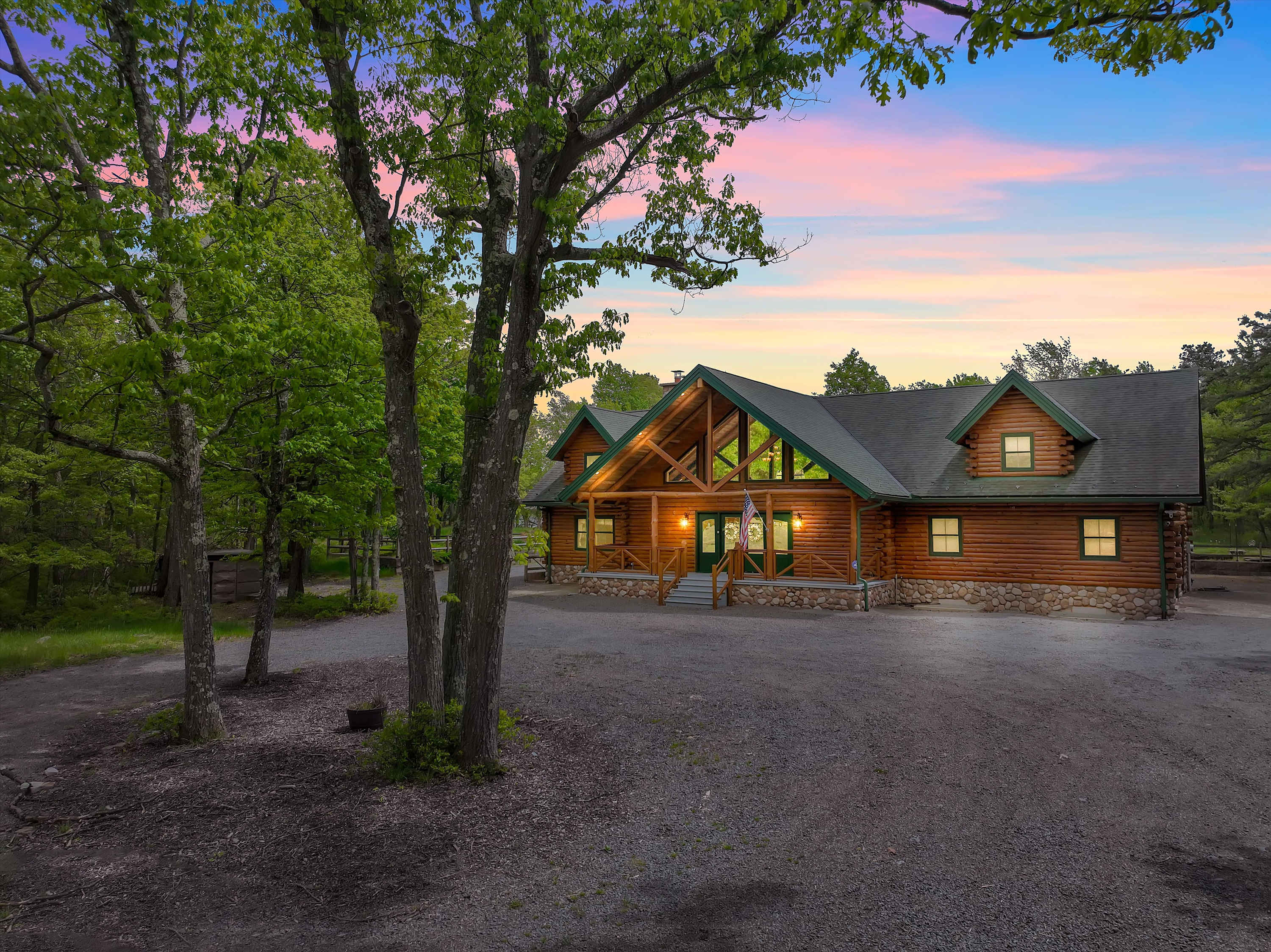 Luxury Log Cabin on 5 Acres | Hot Tub | Firepit