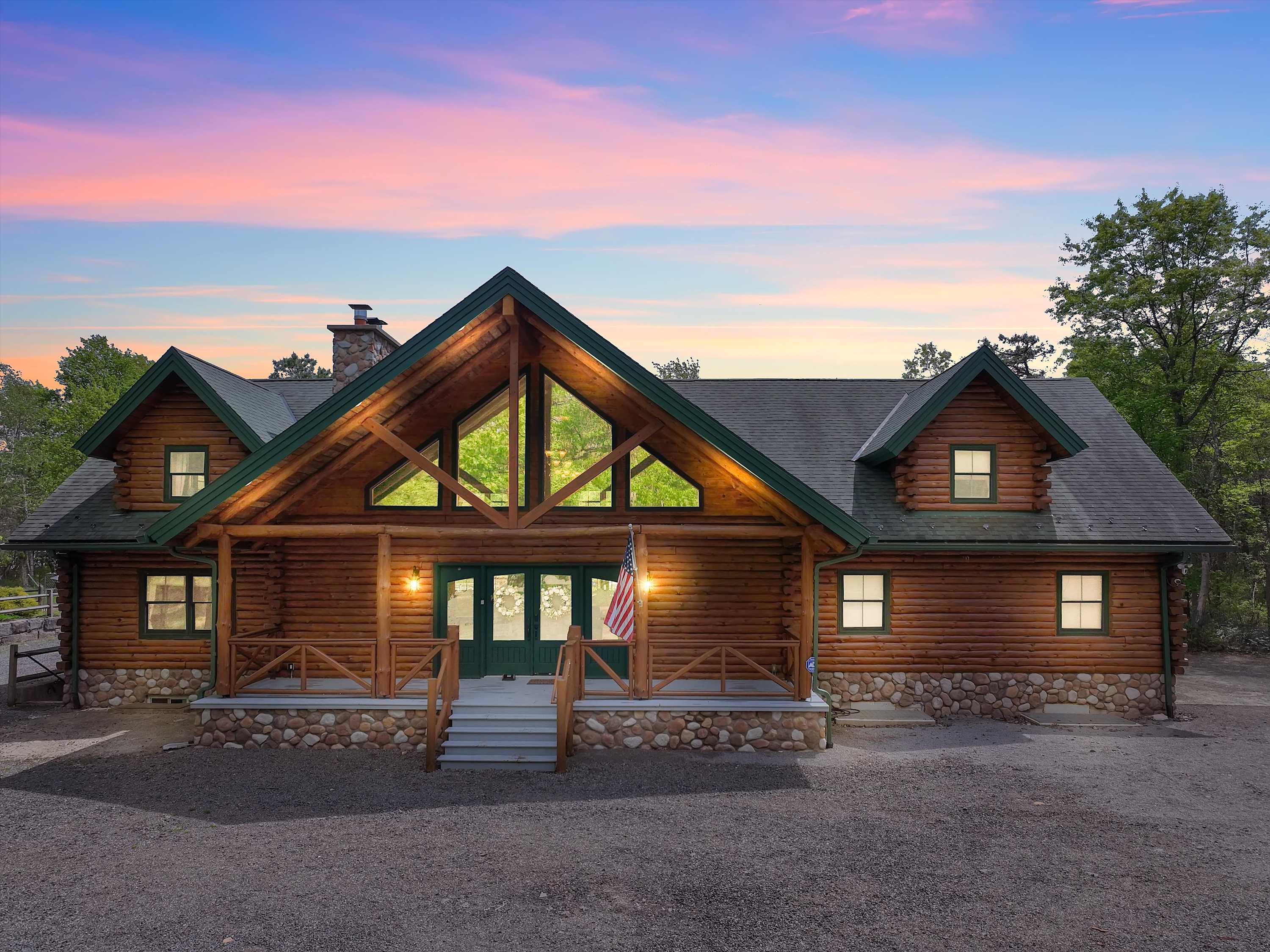 Luxury Log Cabin on 5 Acres | Hot Tub | Firepit