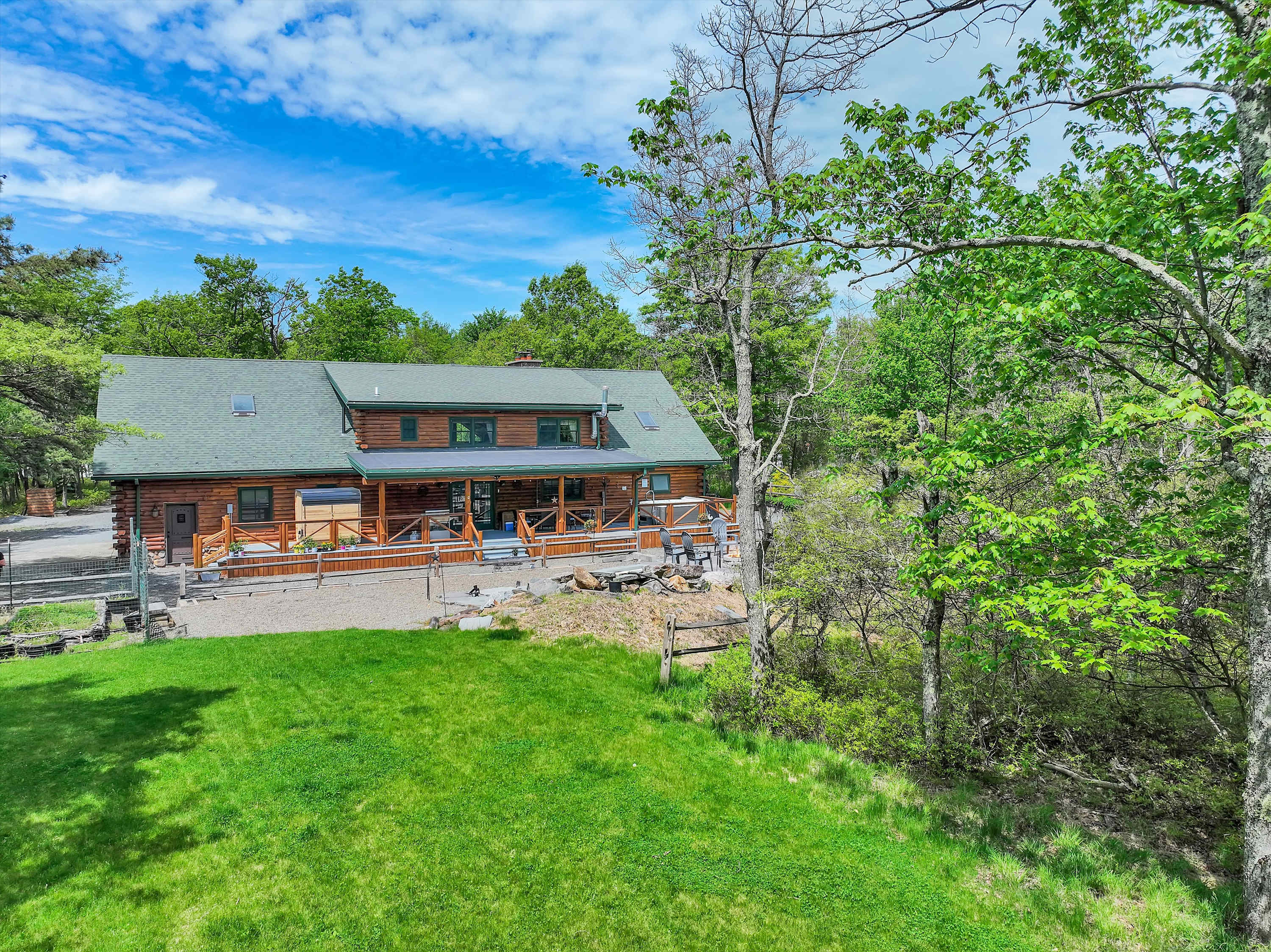 Luxury Log Cabin on 5 Acres | Hot Tub | Firepit