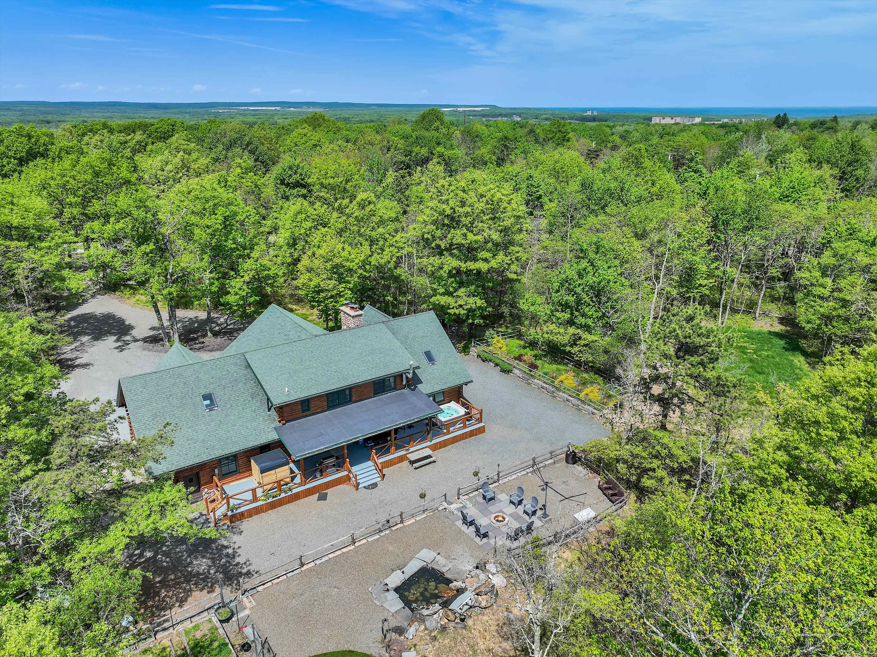 Luxury Log Cabin on 5 Acres | Hot Tub | Firepit