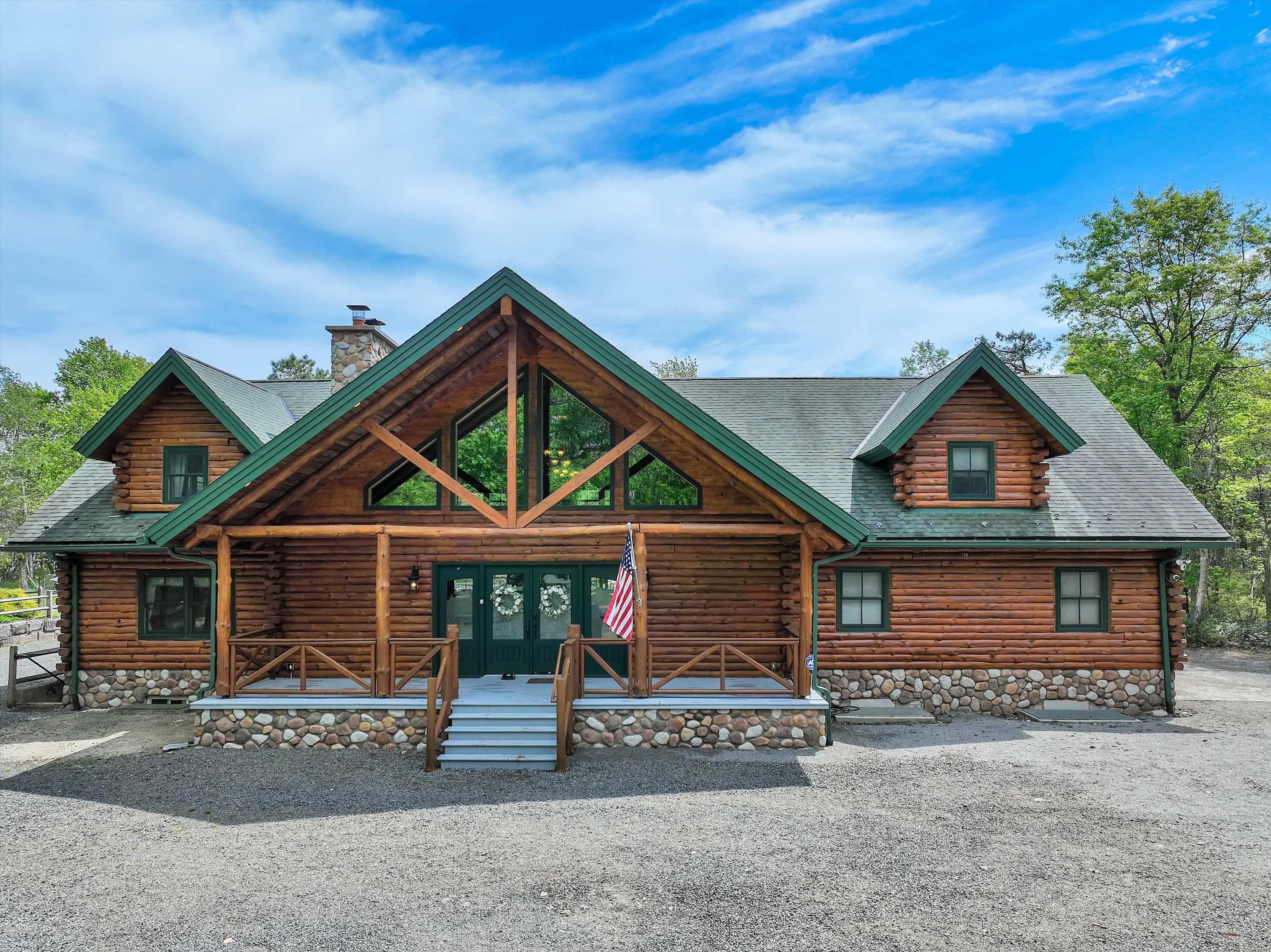 Luxury Log Cabin on 5 Acres | Hot Tub | Firepit