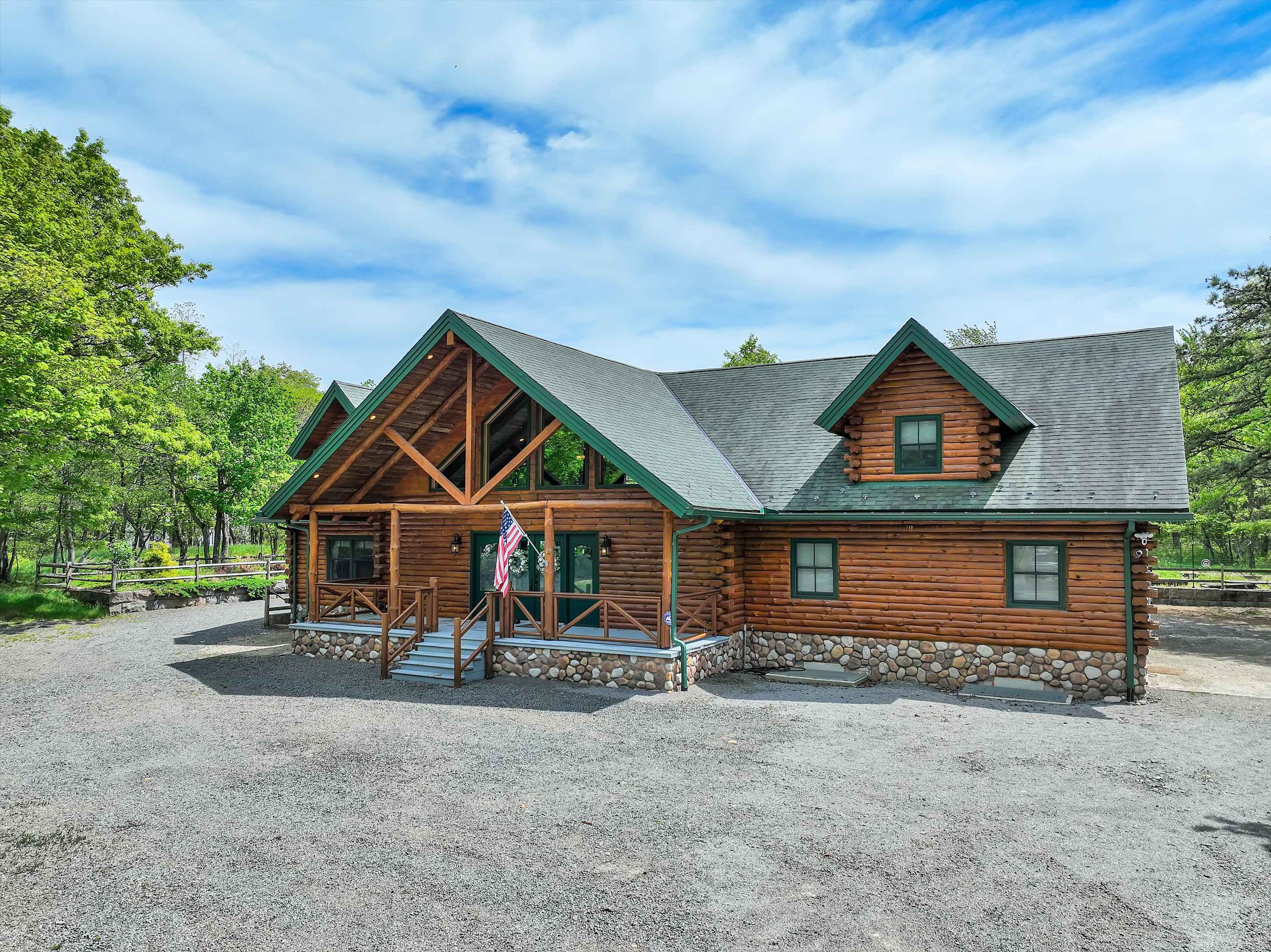 Luxury Log Cabin on 5 Acres | Hot Tub | Firepit