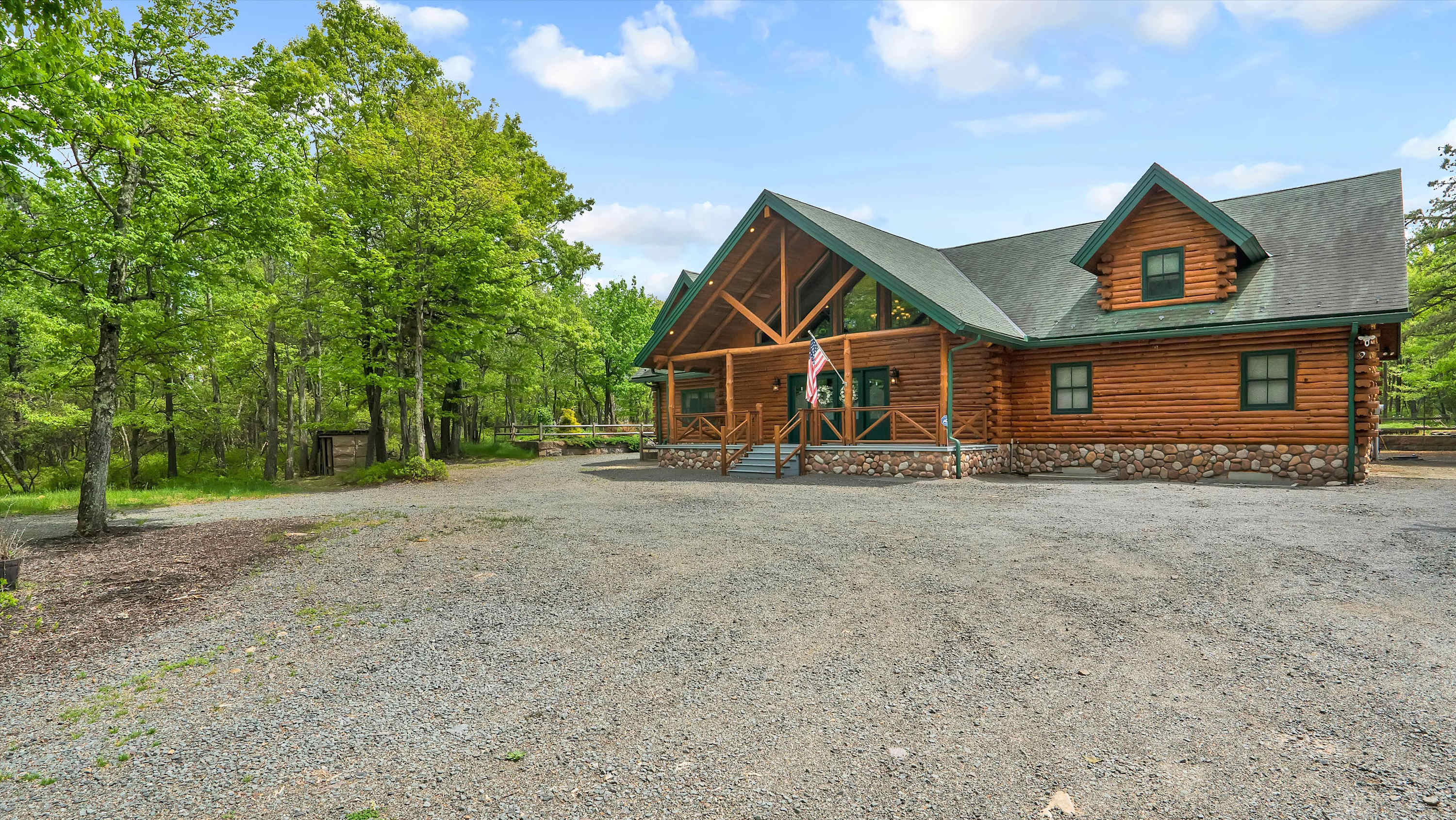 Luxury Log Cabin on 5 Acres | Hot Tub | Firepit