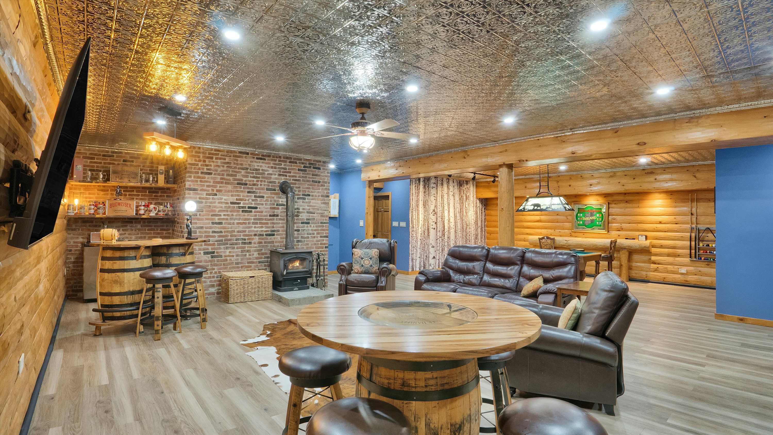 Luxury Log Cabin on 5 Acres | Hot Tub | Firepit