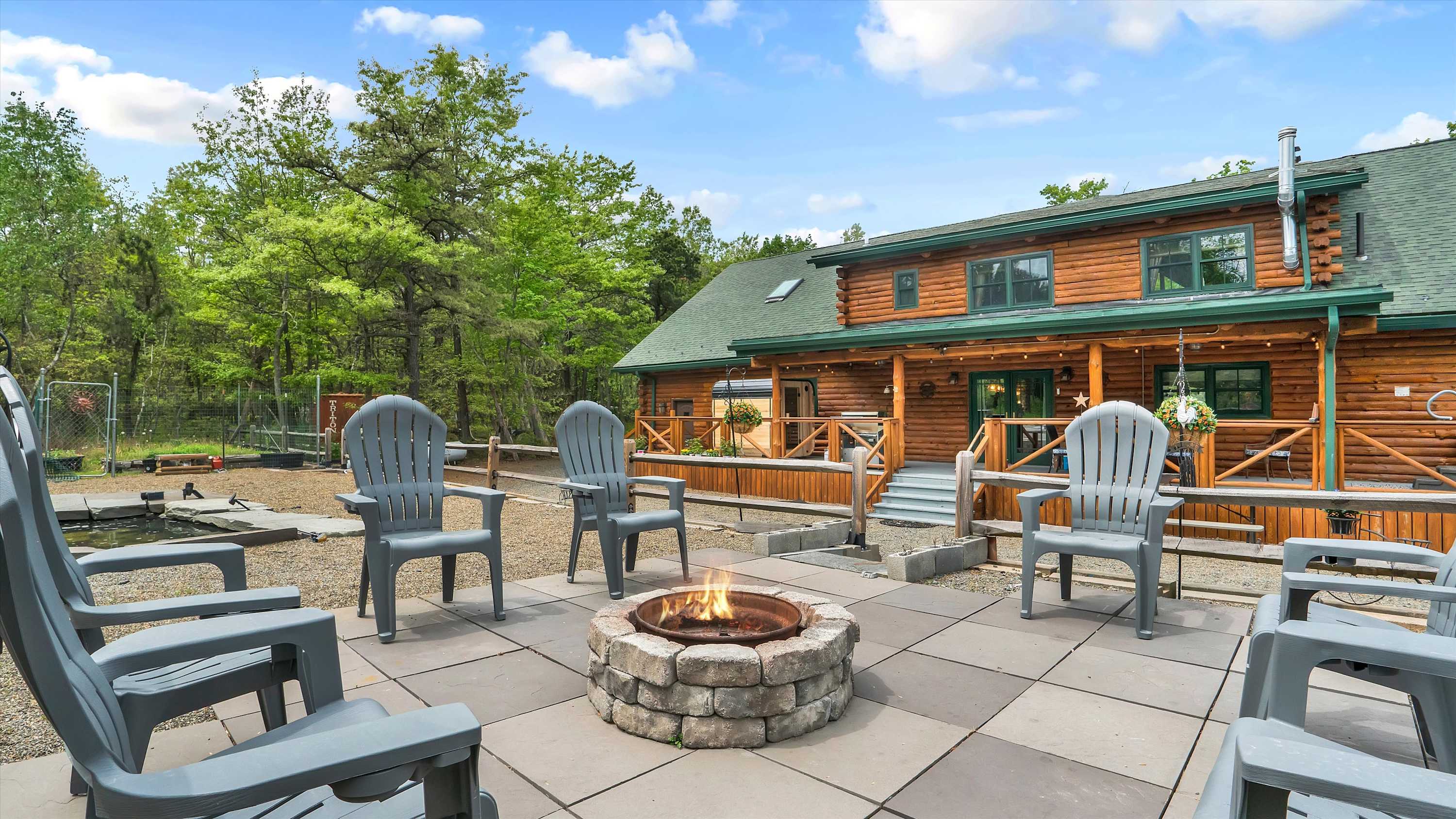 Luxury Log Cabin on 5 Acres | Hot Tub | Firepit