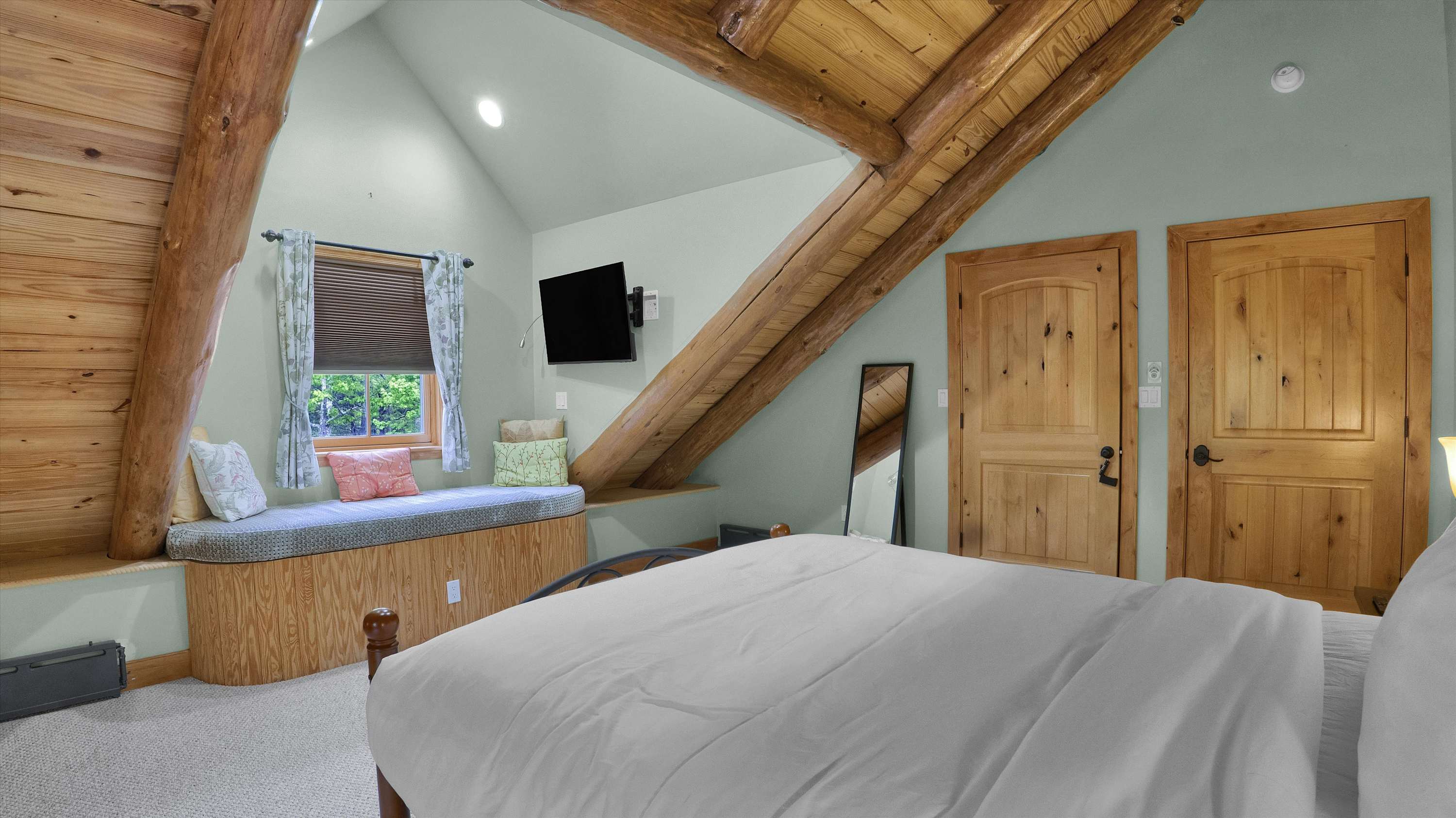 Luxury Log Cabin on 5 Acres | Hot Tub | Firepit