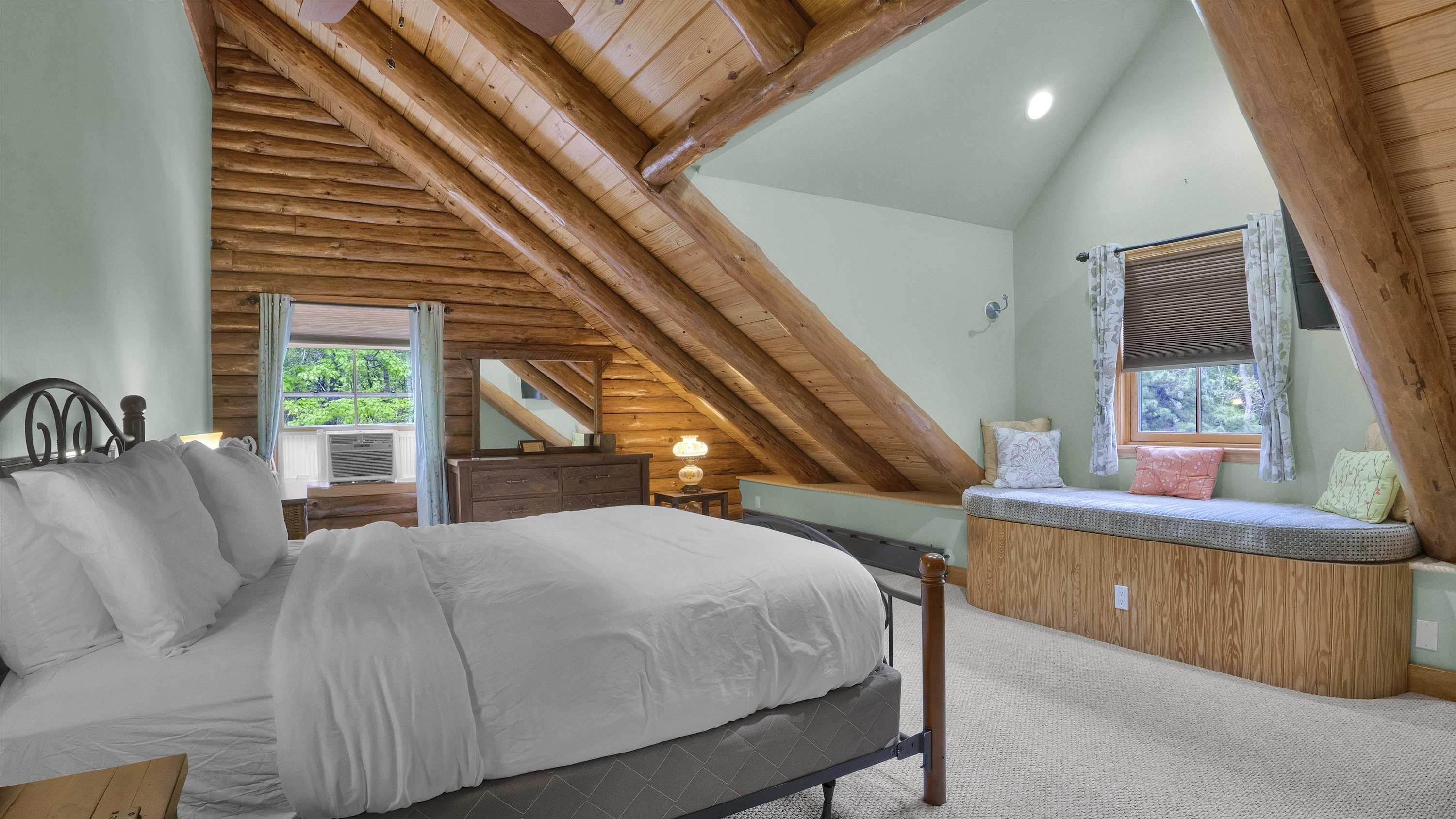 Luxury Log Cabin on 5 Acres | Hot Tub | Firepit