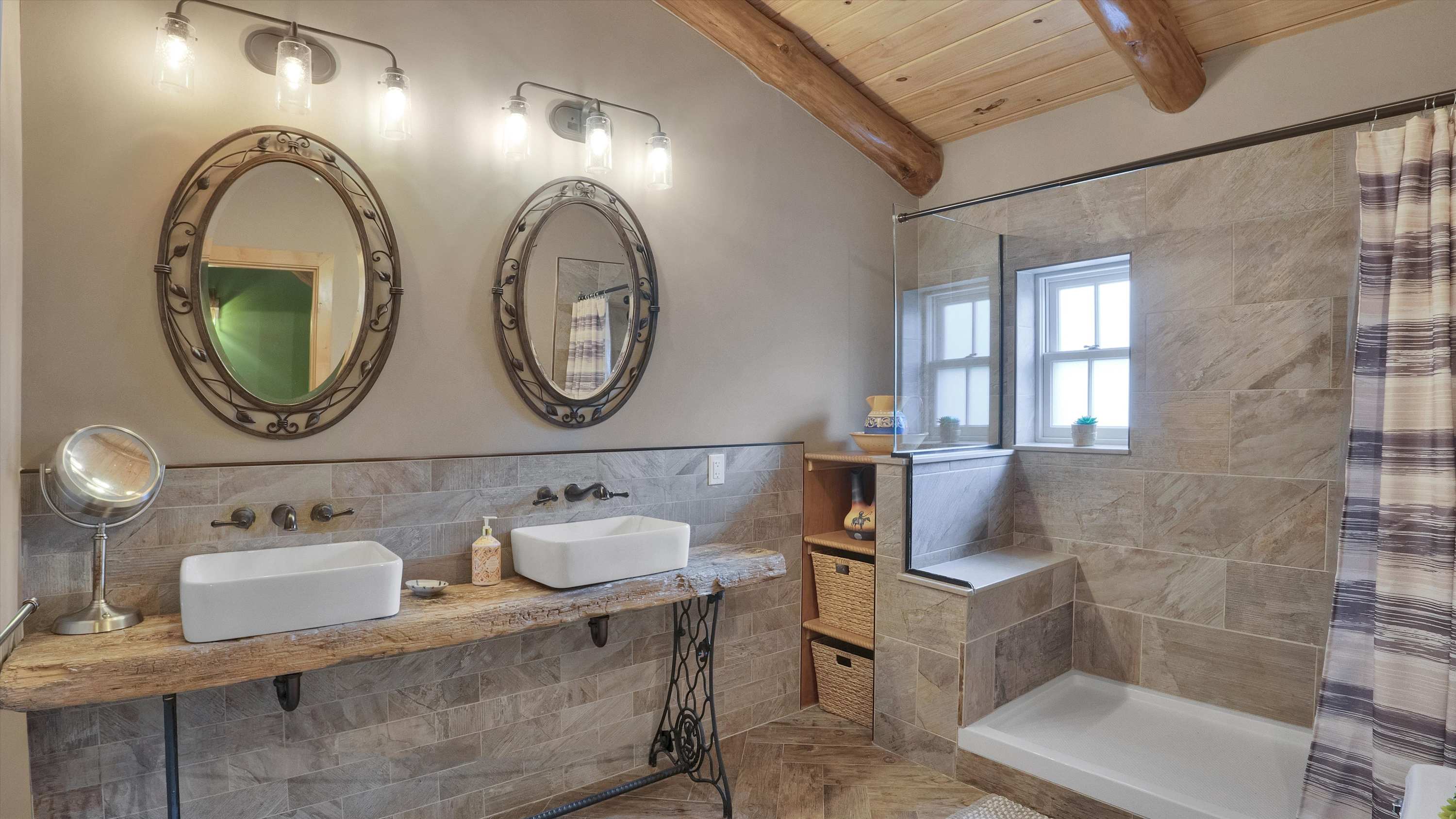 Luxury Log Cabin on 5 Acres | Hot Tub | Firepit