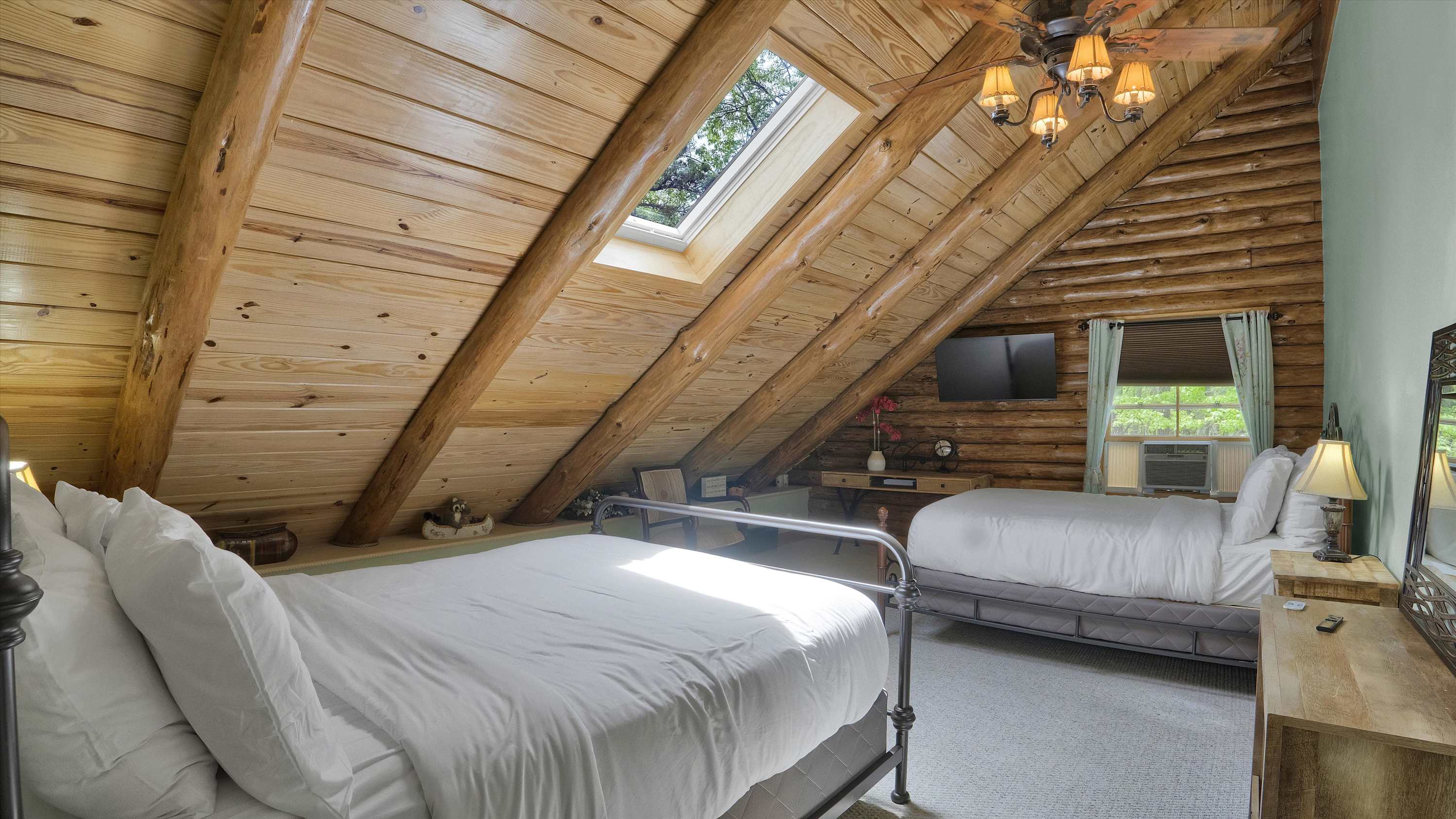 Luxury Log Cabin on 5 Acres | Hot Tub | Firepit
