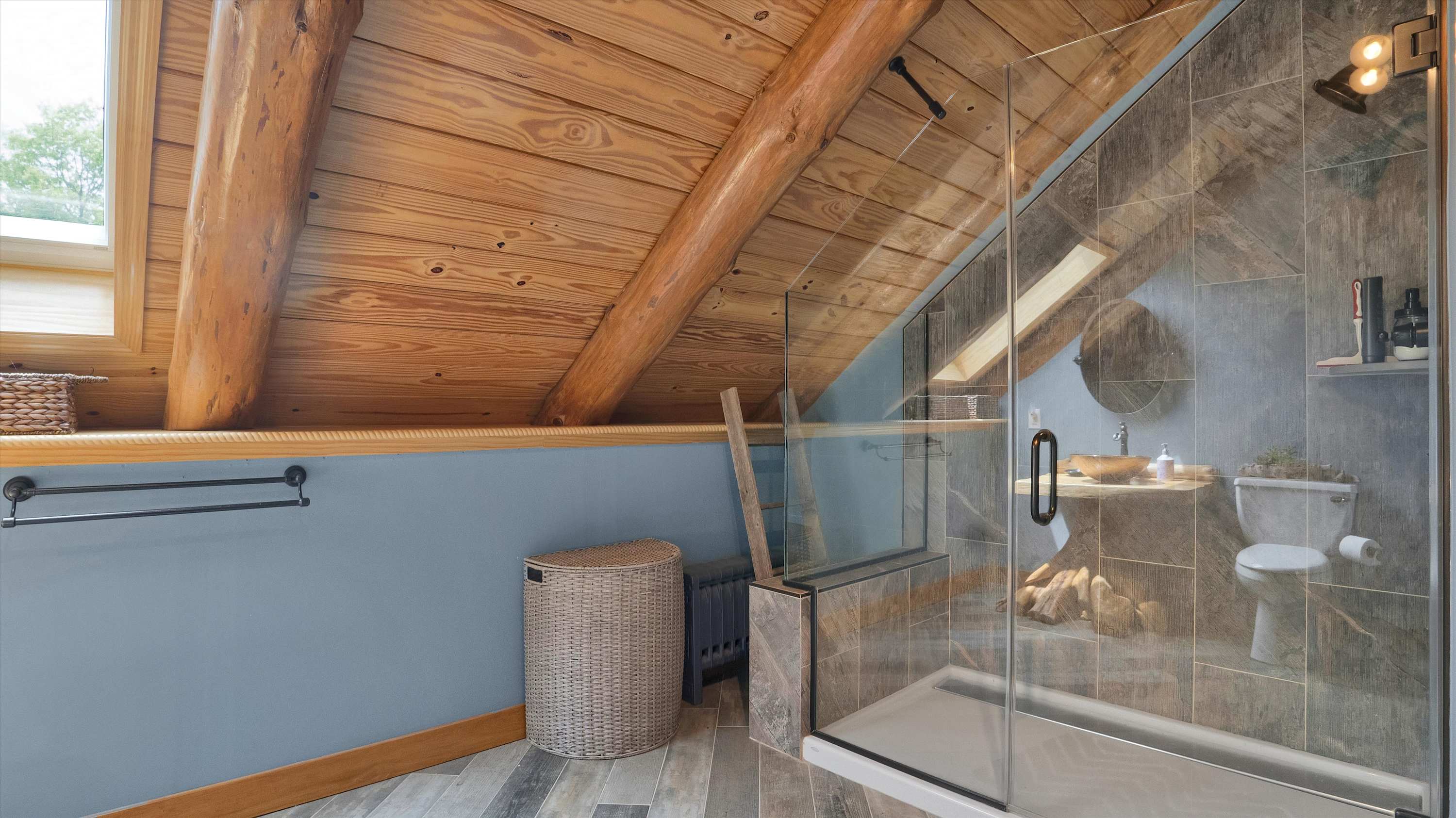 Luxury Log Cabin on 5 Acres | Hot Tub | Firepit