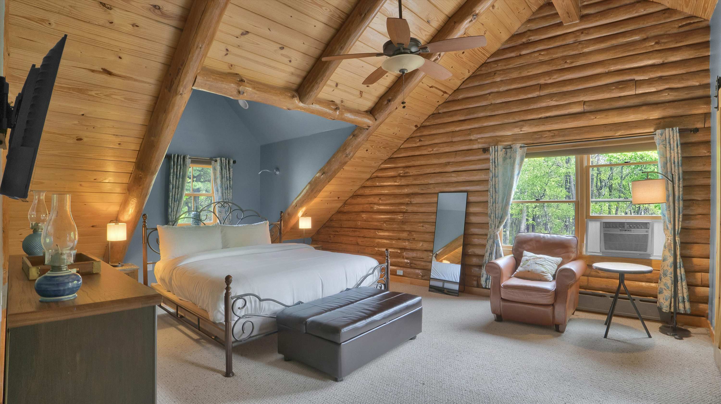 Luxury Log Cabin on 5 Acres | Hot Tub | Firepit