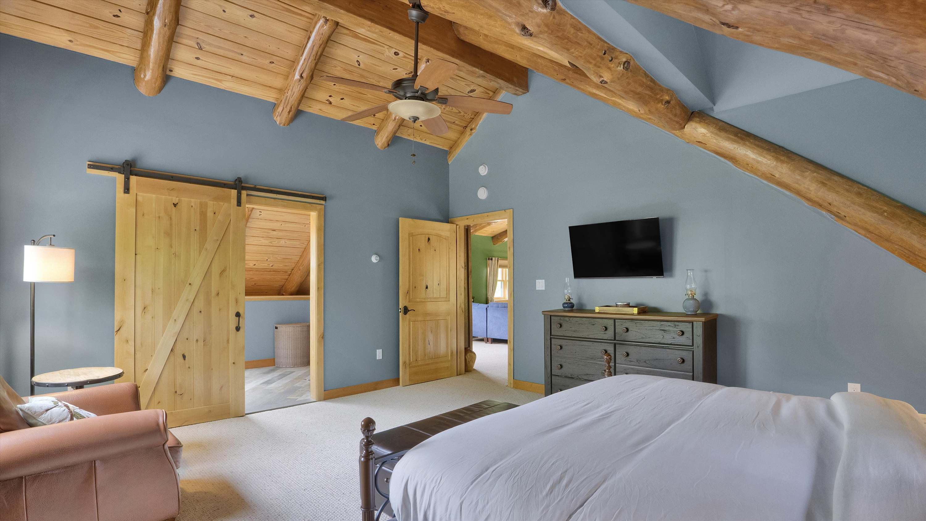 Luxury Log Cabin on 5 Acres | Hot Tub | Firepit