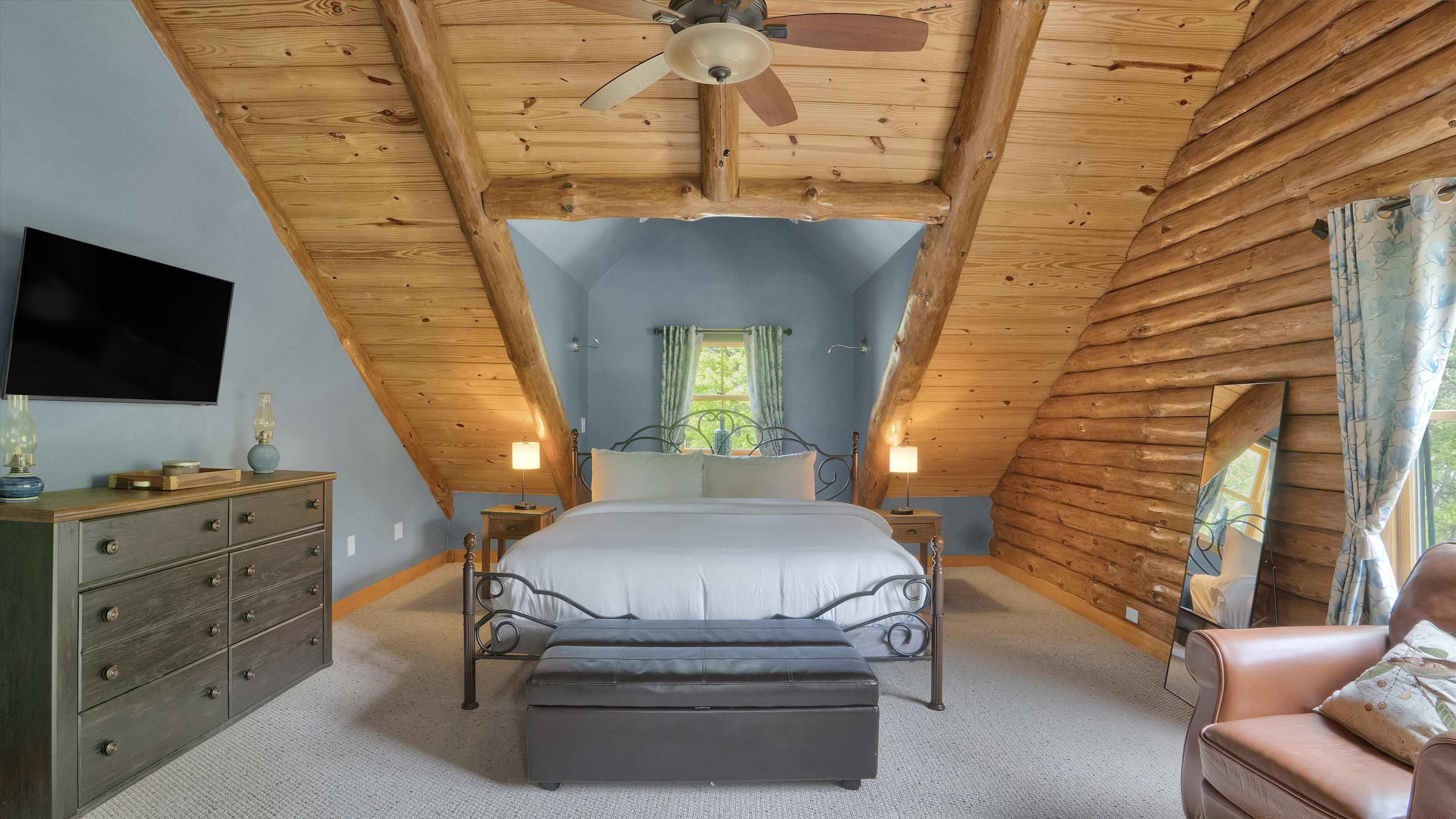 Luxury Log Cabin on 5 Acres | Hot Tub | Firepit