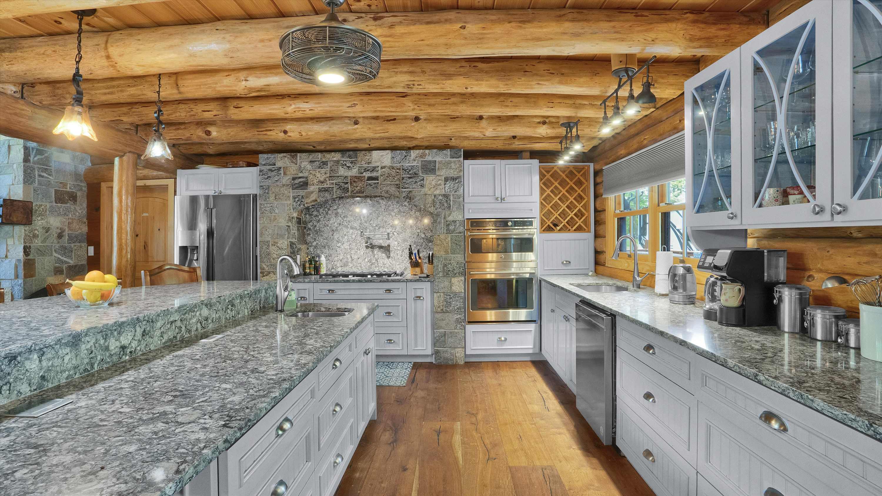Luxury Log Cabin on 5 Acres | Hot Tub | Firepit