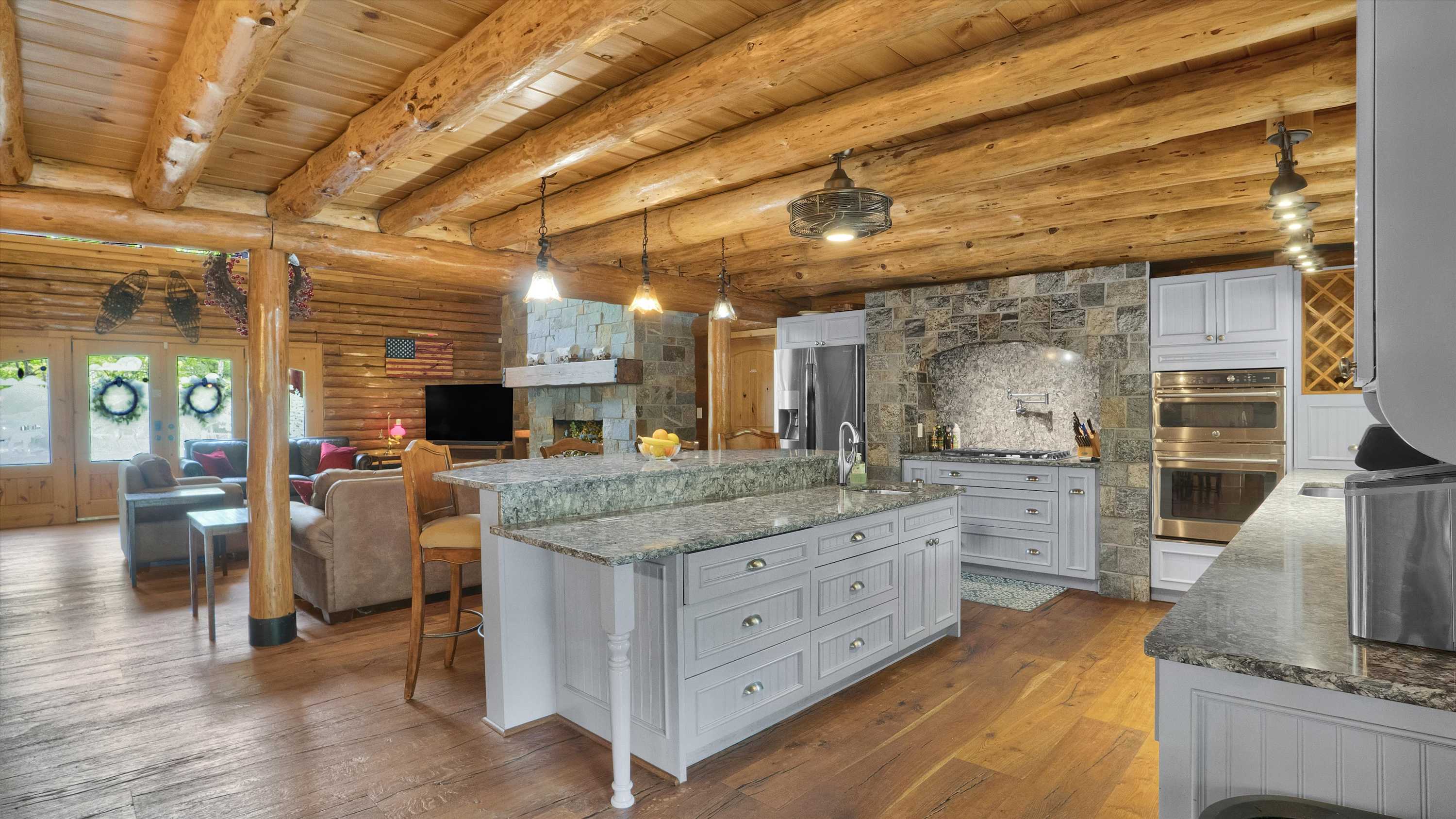 Luxury Log Cabin on 5 Acres | Hot Tub | Firepit