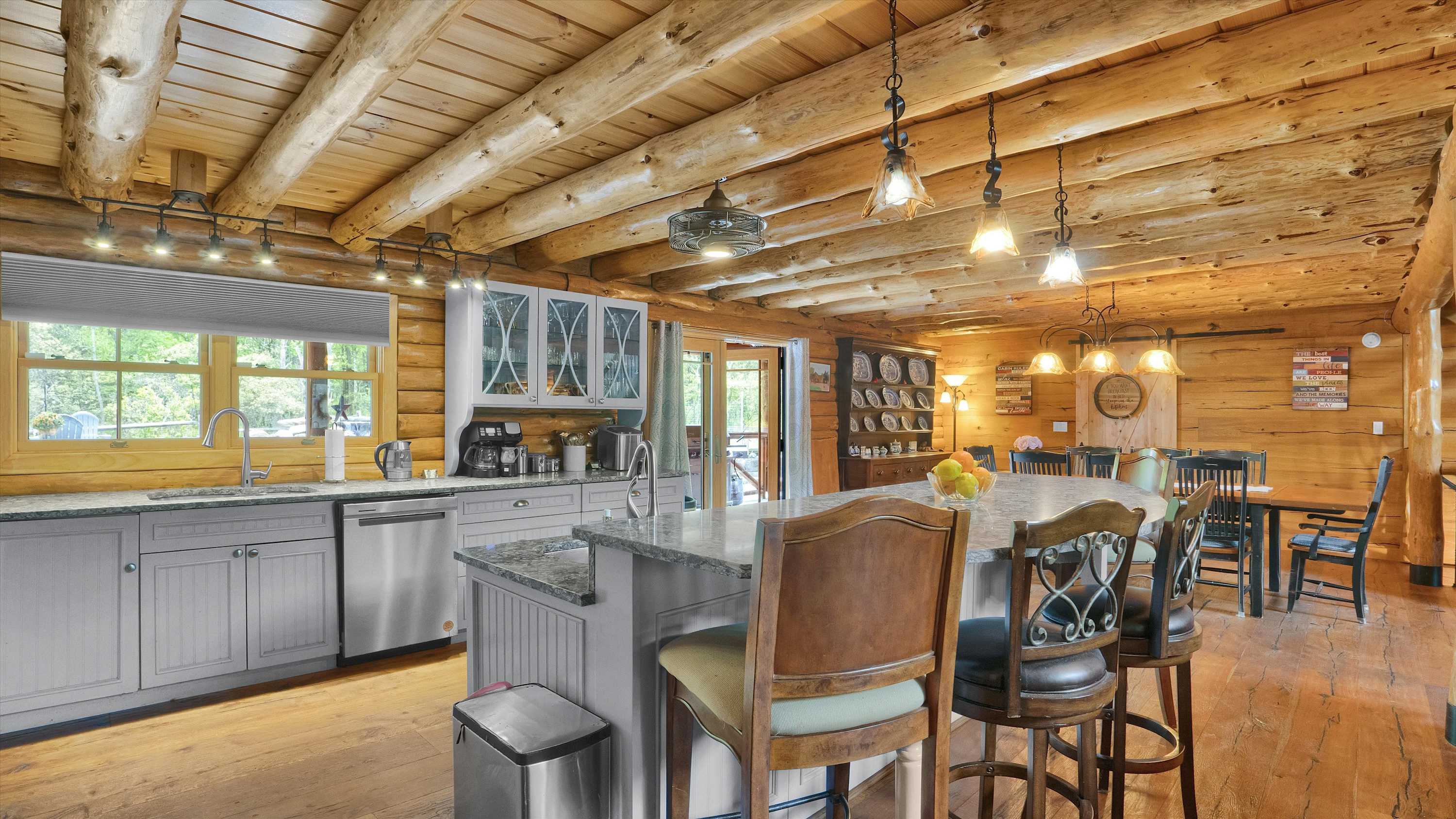 Luxury Log Cabin on 5 Acres | Hot Tub | Firepit