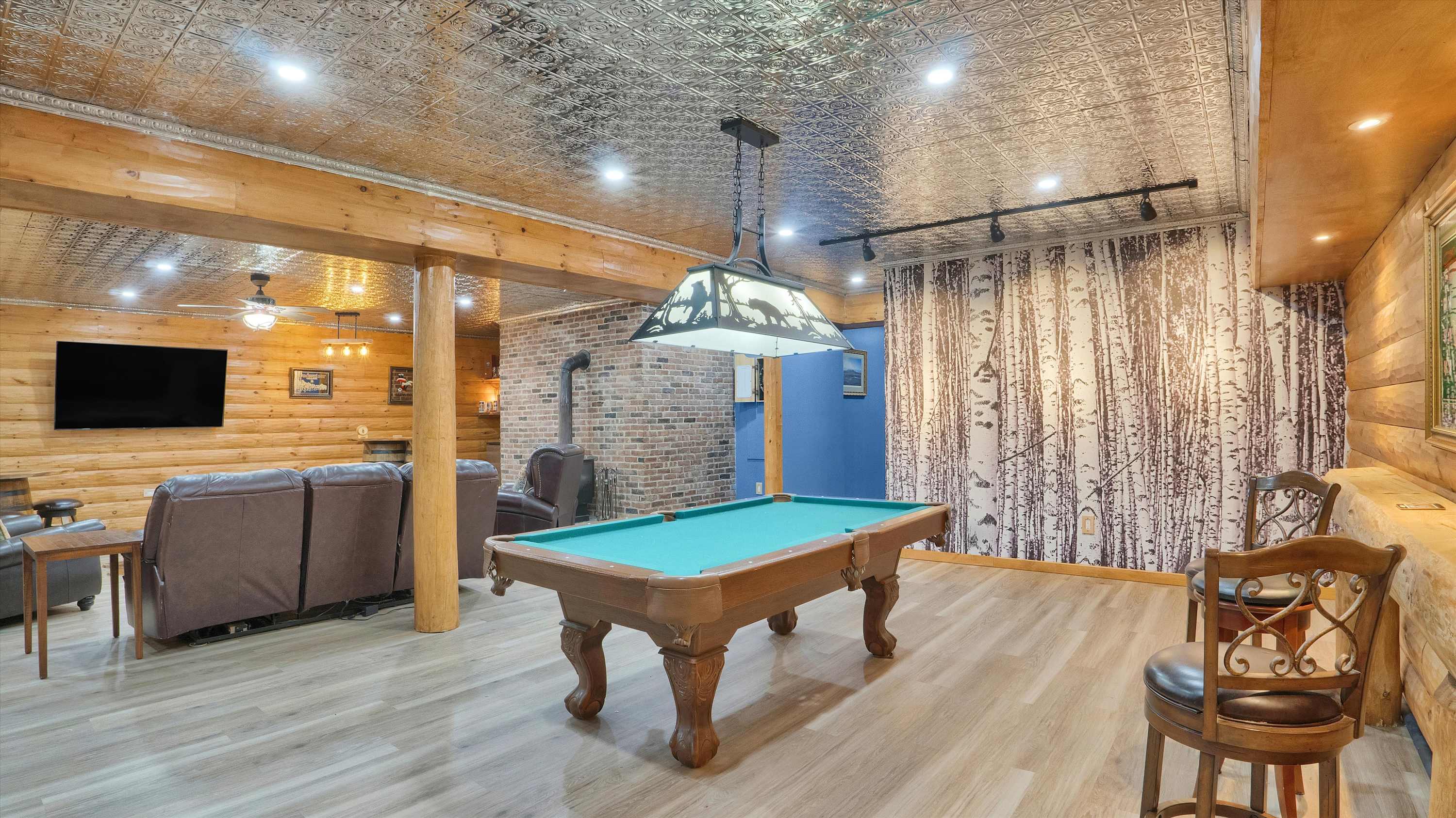 Luxury Log Cabin on 5 Acres | Hot Tub | Firepit