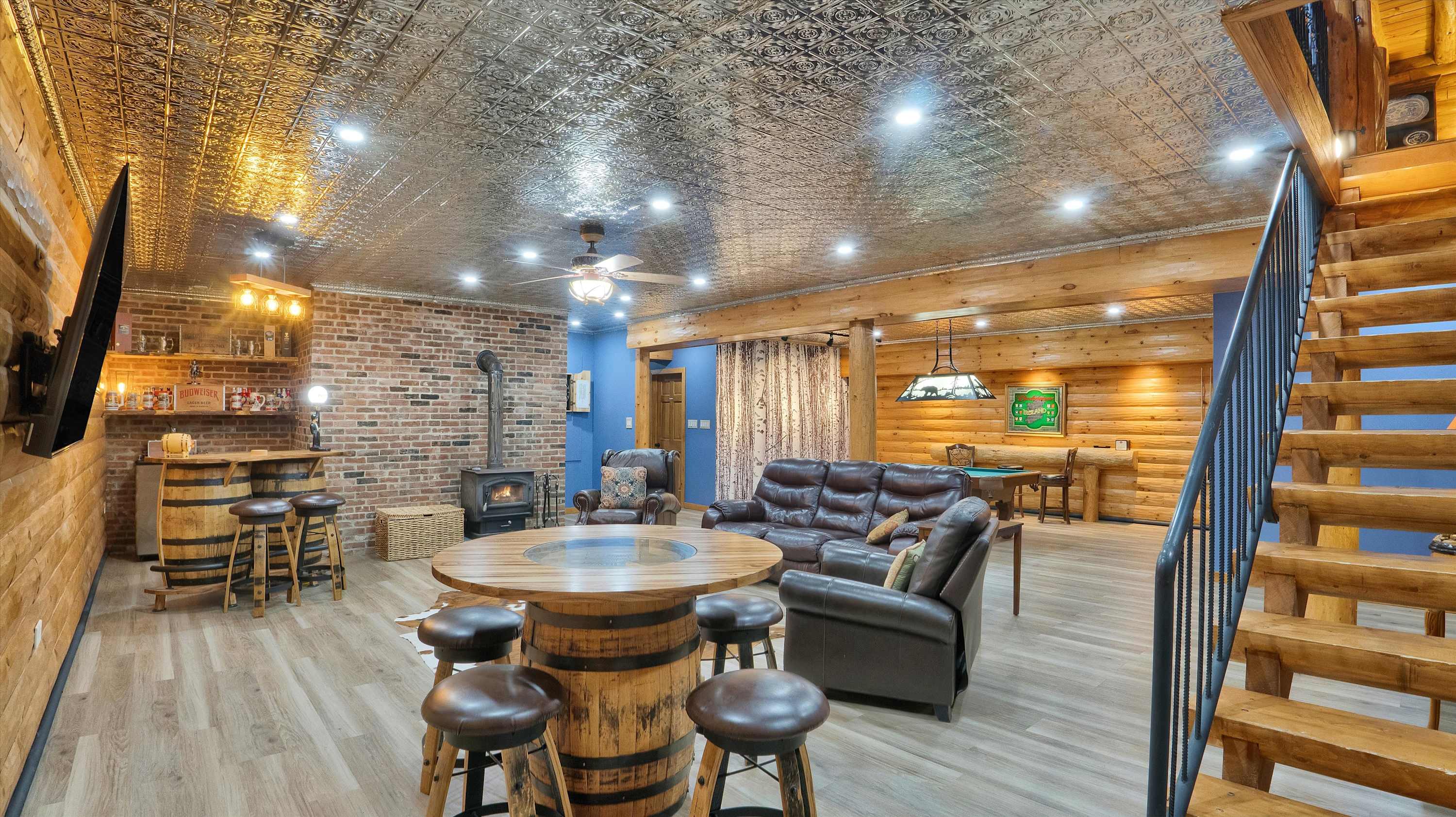 Luxury Log Cabin on 5 Acres | Hot Tub | Firepit