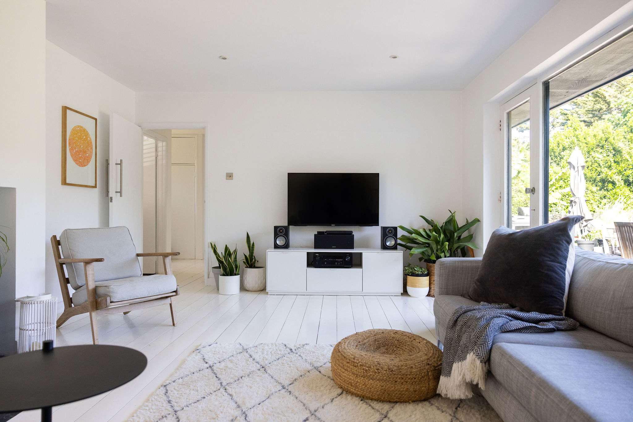A calm, light-filled lounge for relaxed evenings in