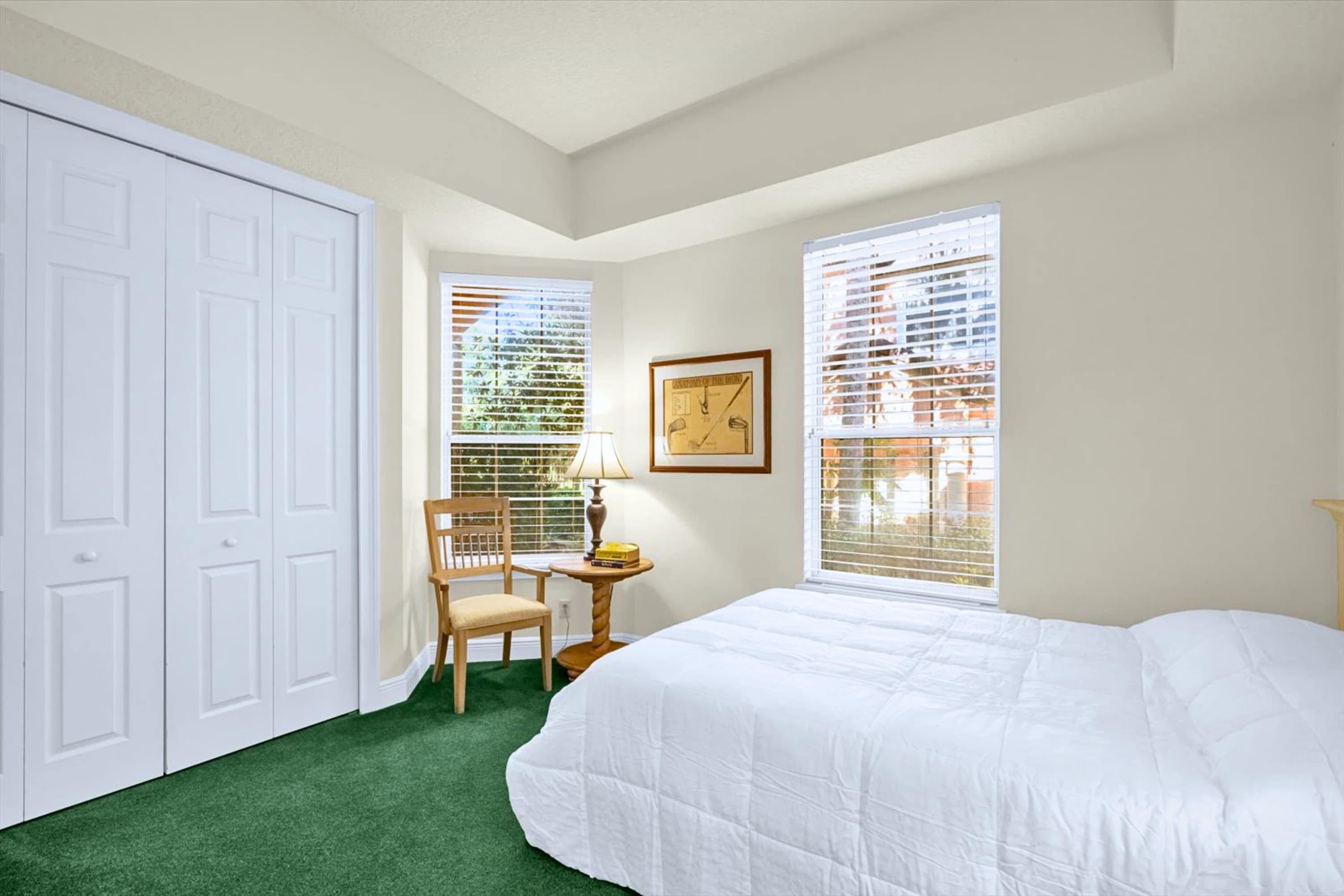 Full bed with corner seating, ideal for quiet relaxation