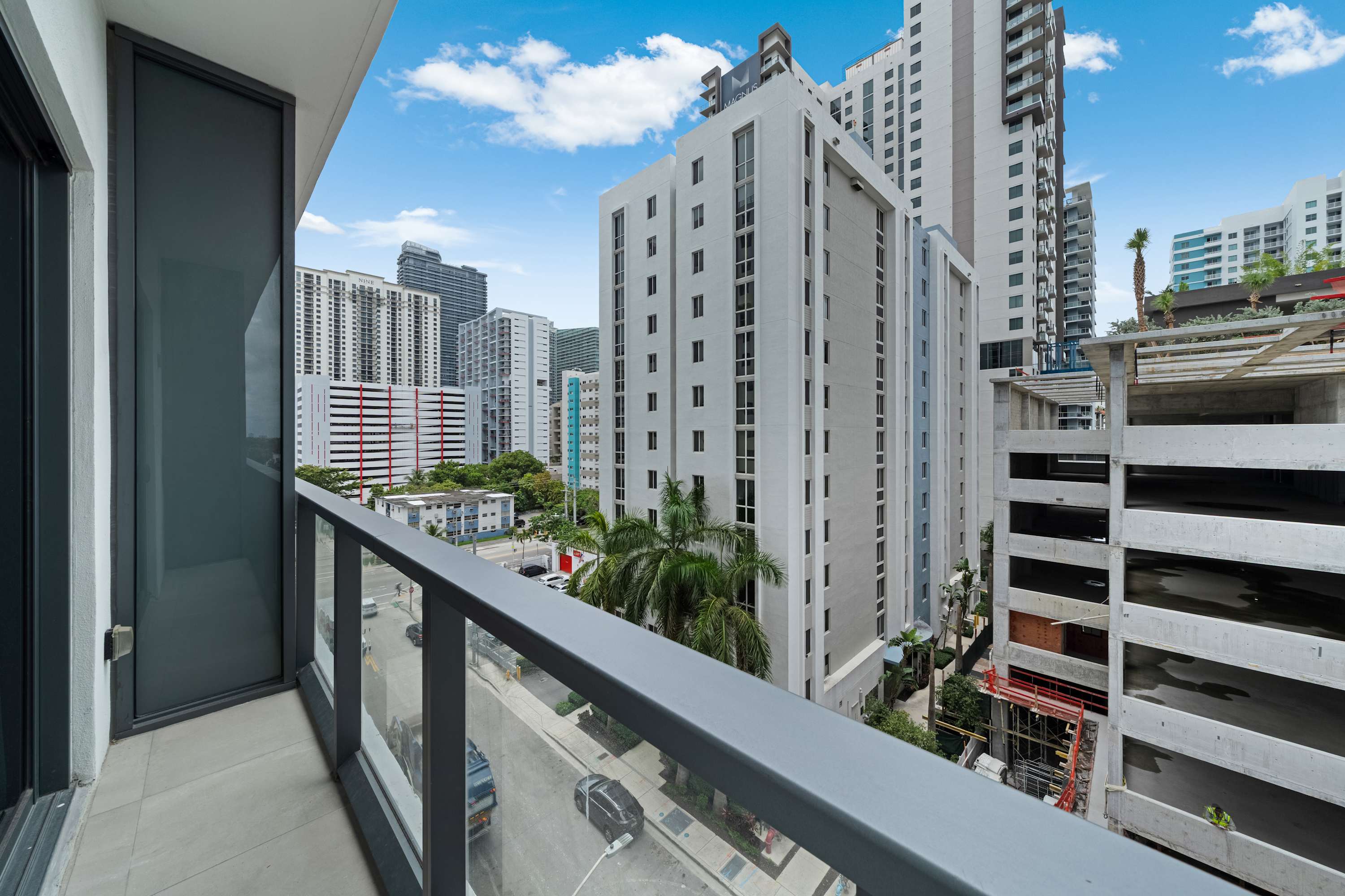 Brickell Skyline- Pool, Gym, and Central Location