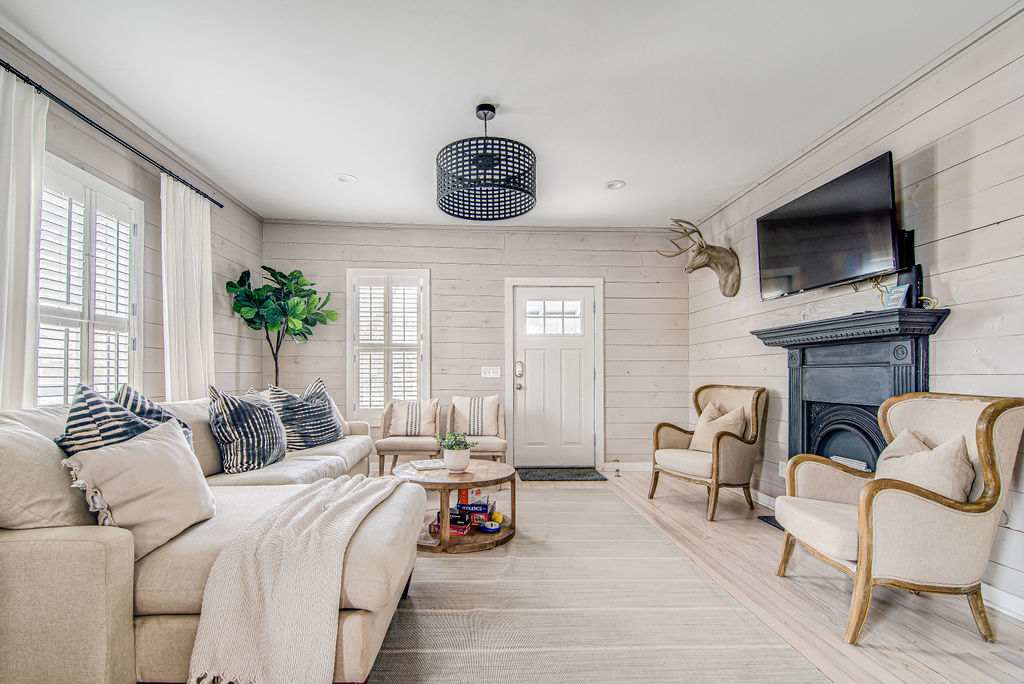 Moon Struck Manor - Sleeps 12 & Short Walk to Main in Fredericksburg, TX