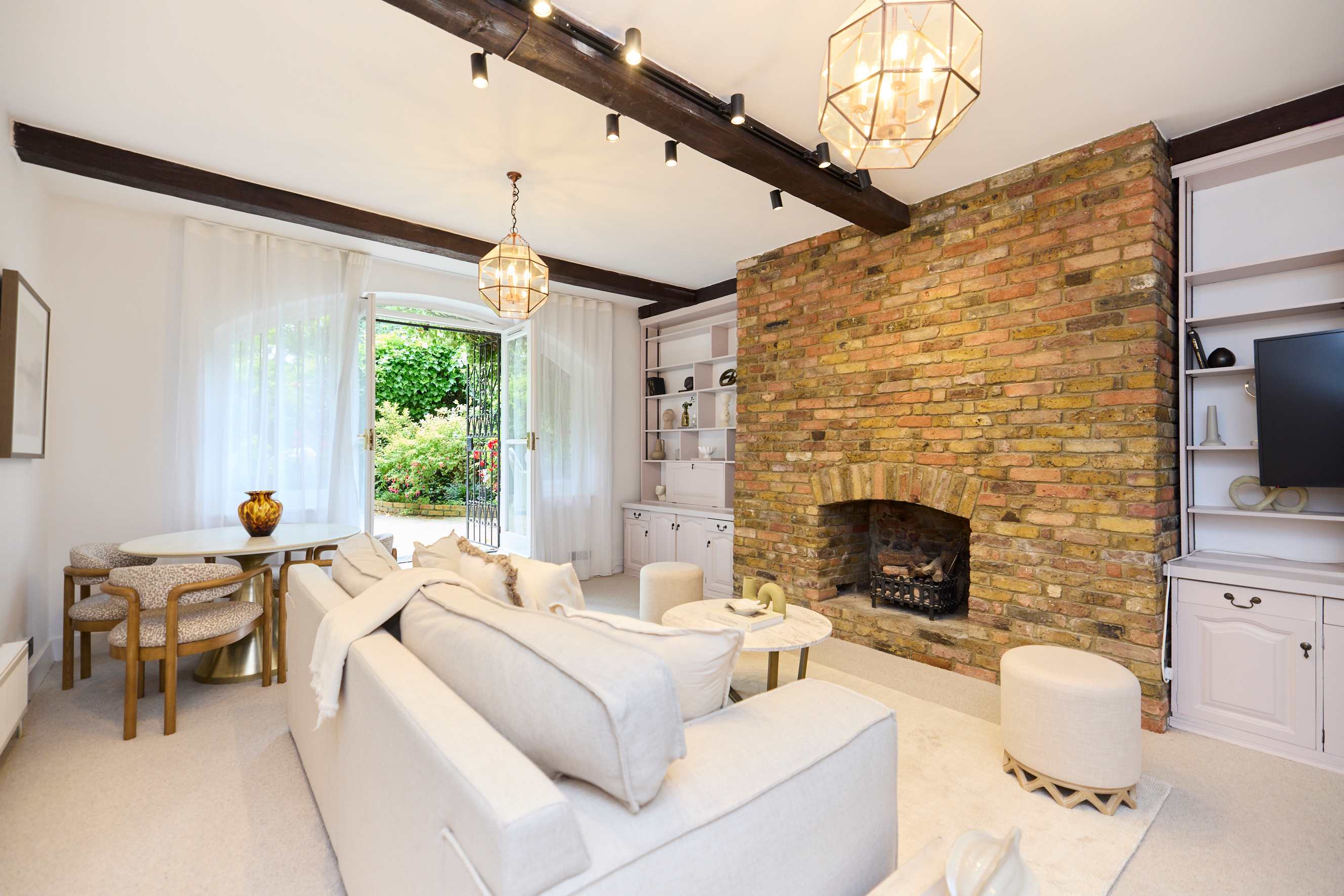 View The Brick & Timber Flat by Abbey Road in Marlborough Place 69 NW8 0PT The Brick & Timber Flat by Abbey Road in Marlborough Place 69 NW8 0PT - Property image 2 - VivreStays