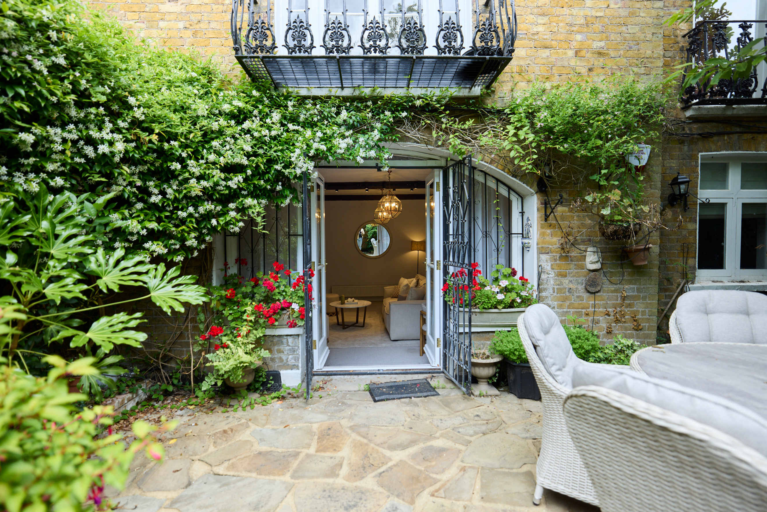 View The Brick & Timber Flat by Abbey Road in Marlborough Place 69 NW8 0PT The Brick & Timber Flat by Abbey Road in Marlborough Place 69 NW8 0PT - Property image 27 - VivreStays