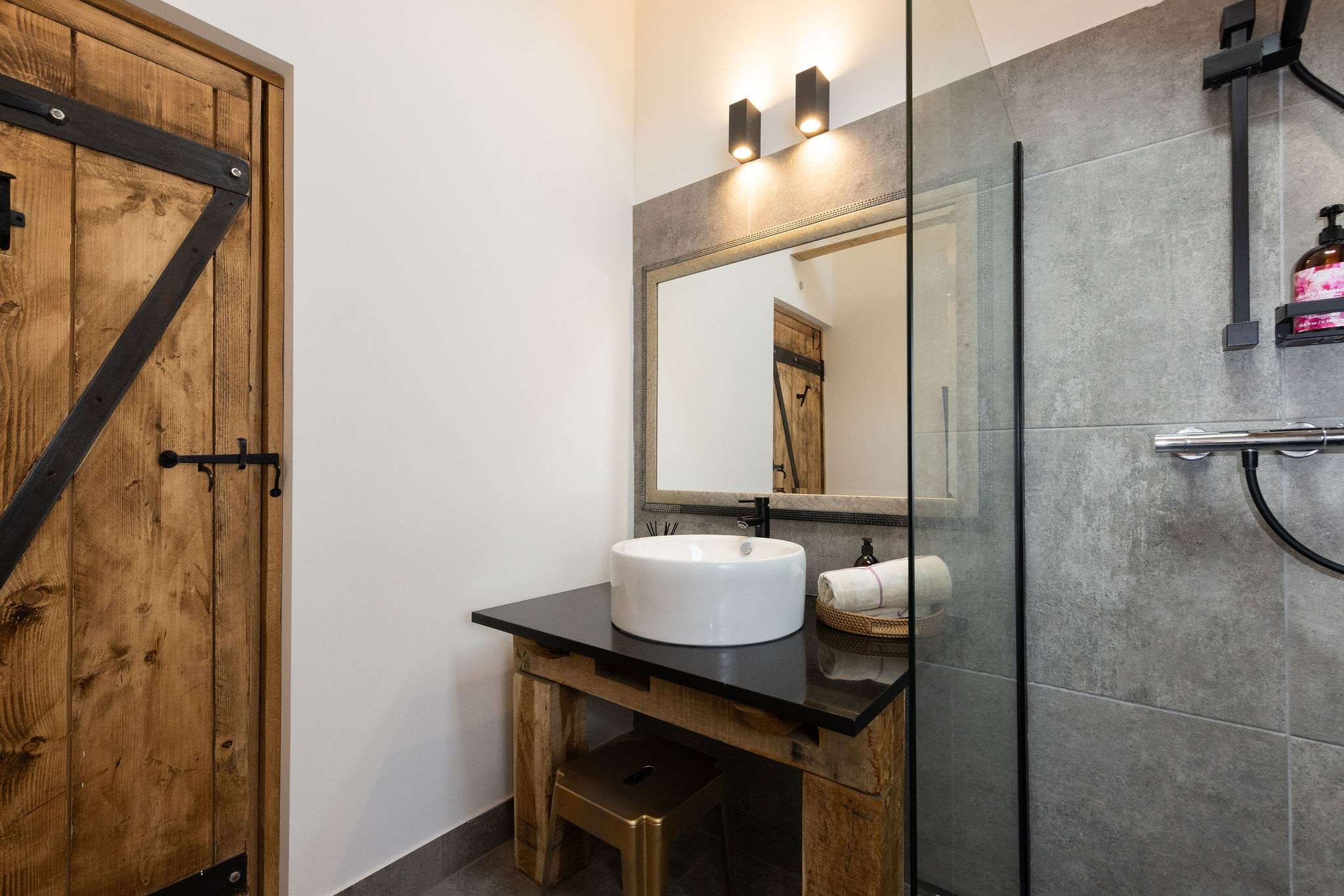 Enjoy the perfect blend of modern luxury and rustic charm in this sleek bathroom.