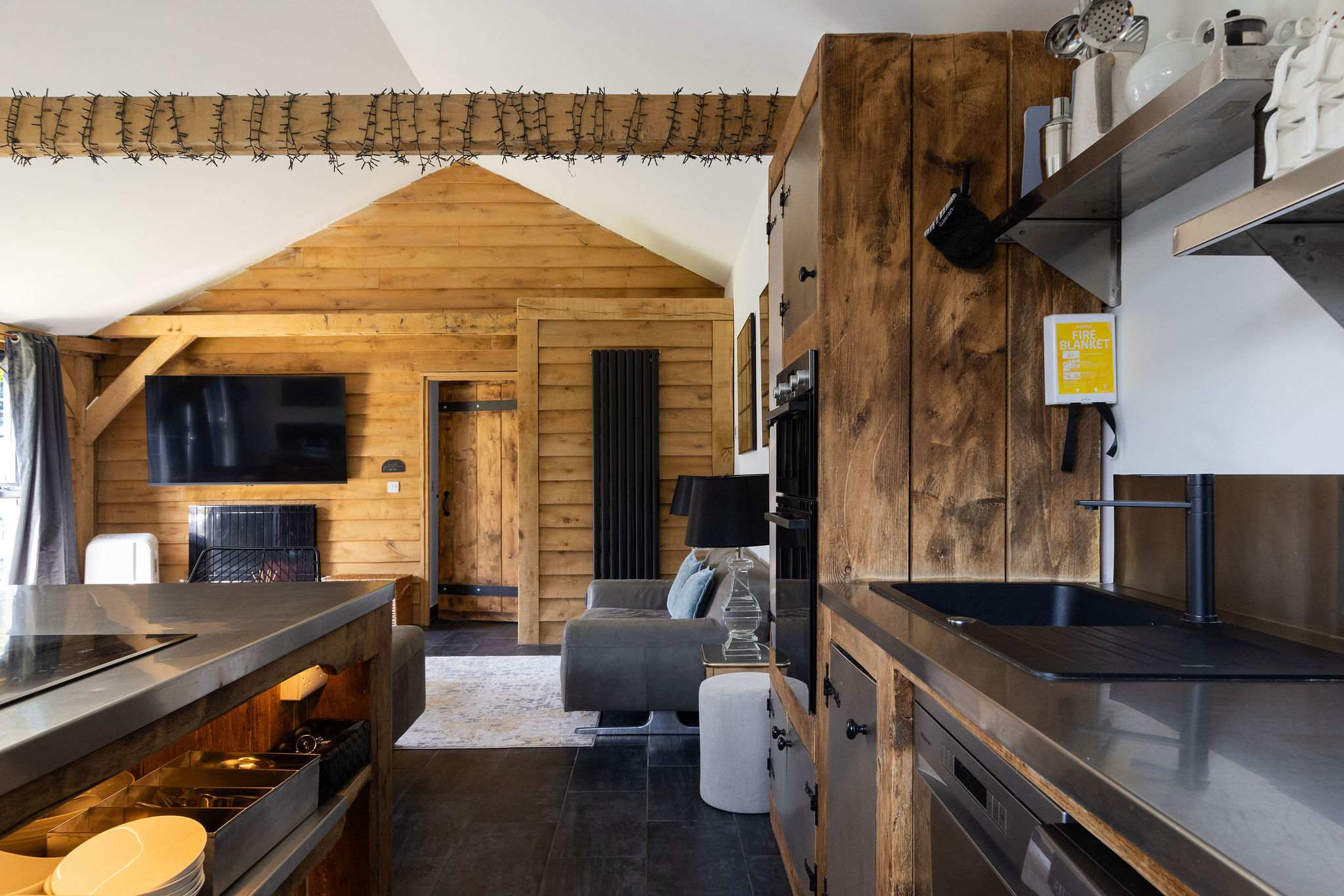 An intelligent open-plan layout connects the modern cooking workspace directly with cozy home comforts.