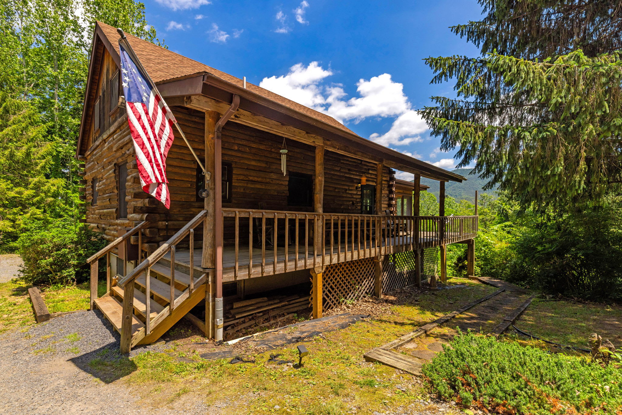 Hot Tub, Private Trails, Waterfall & Outdoor Fun