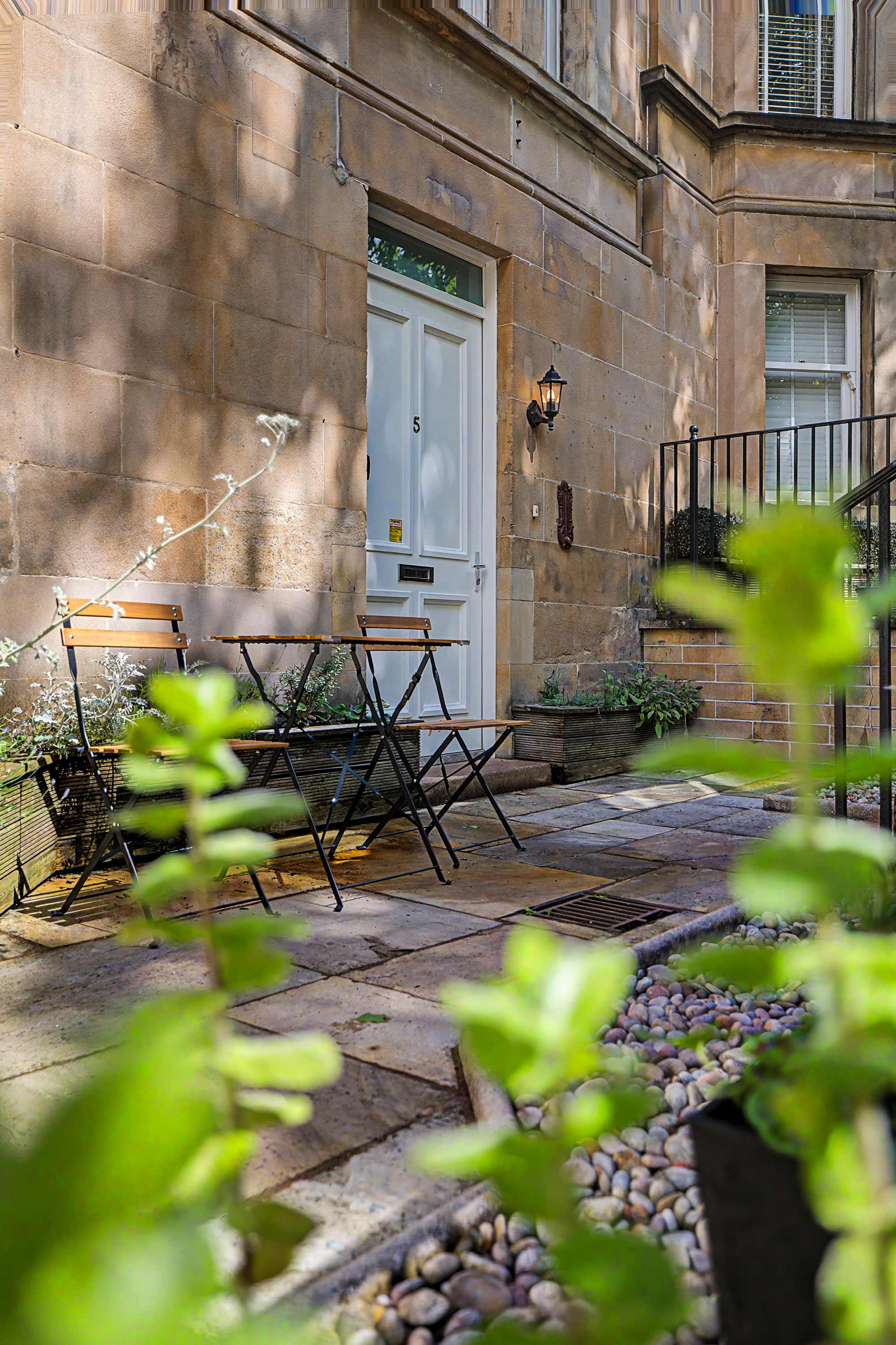 Elegant West End Flat in Glasgow in 5 Bowmont Gardens G12 9LR - Property image 2 - VivreStays