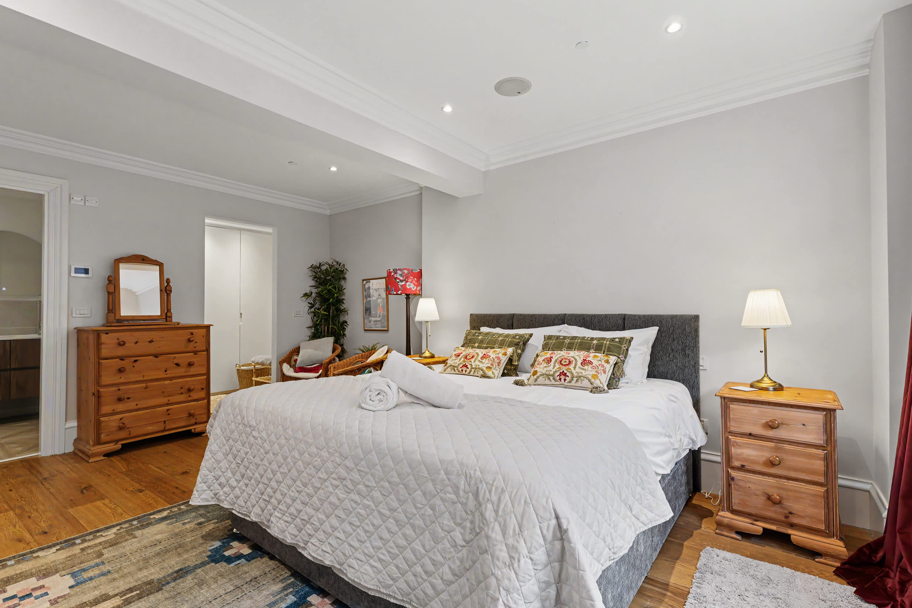Elegant West End Flat in Glasgow in 5 Bowmont Gardens G12 9LR - Property image 9 - VivreStays