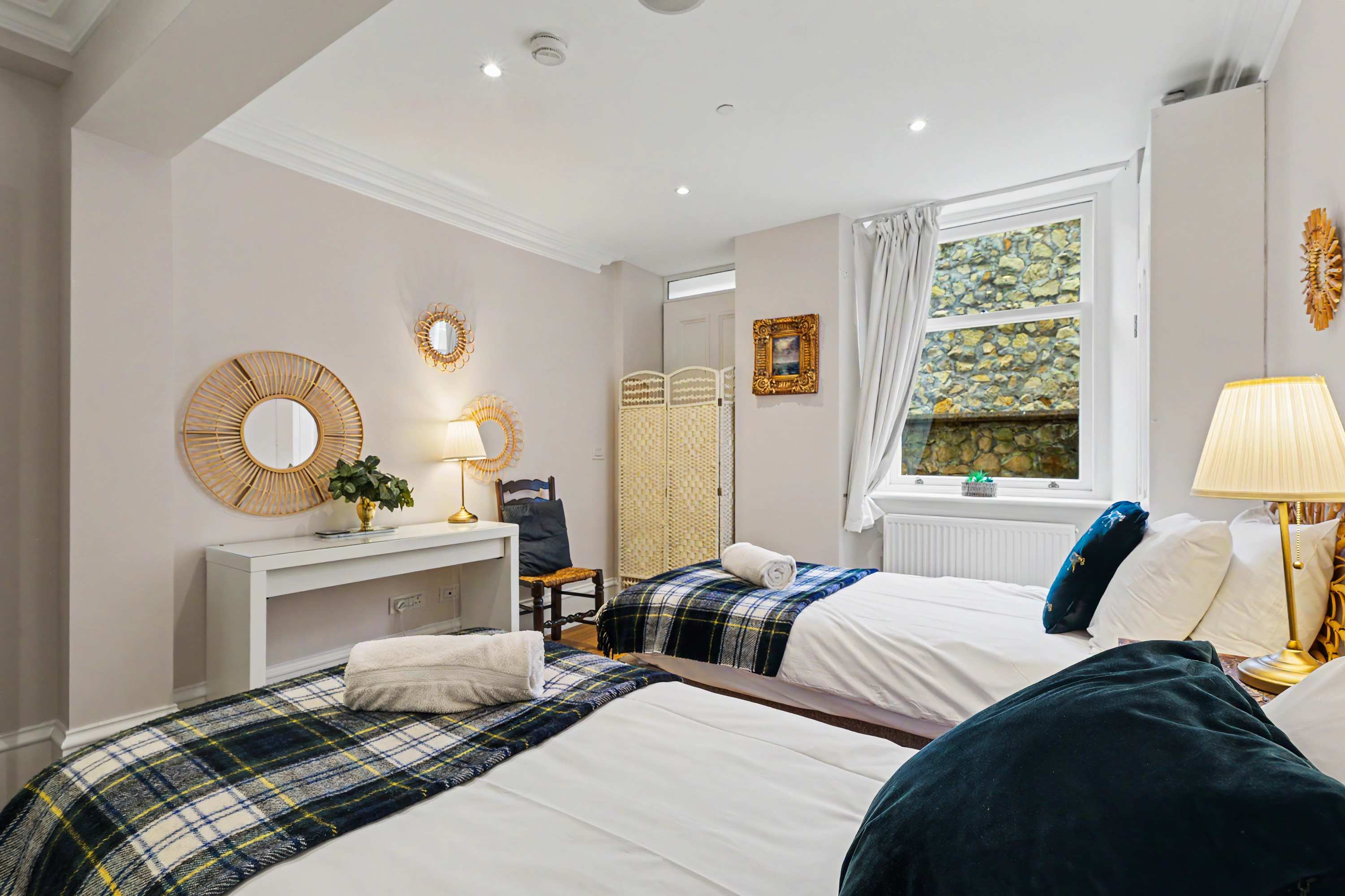 Elegant West End Flat in Glasgow in 5 Bowmont Gardens G12 9LR - Property image 11 - VivreStays