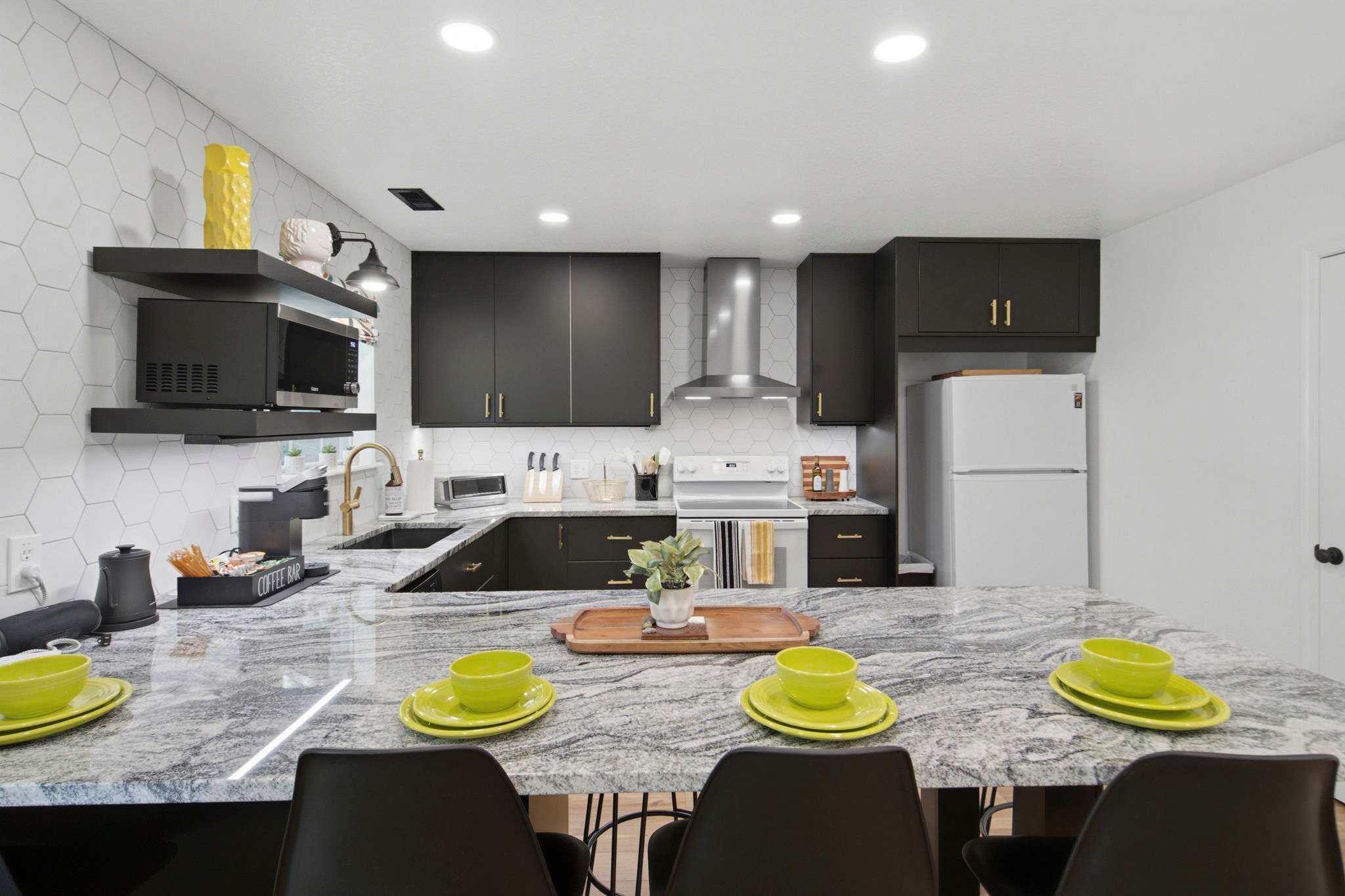 Eat in Kitchen with Seating for 10