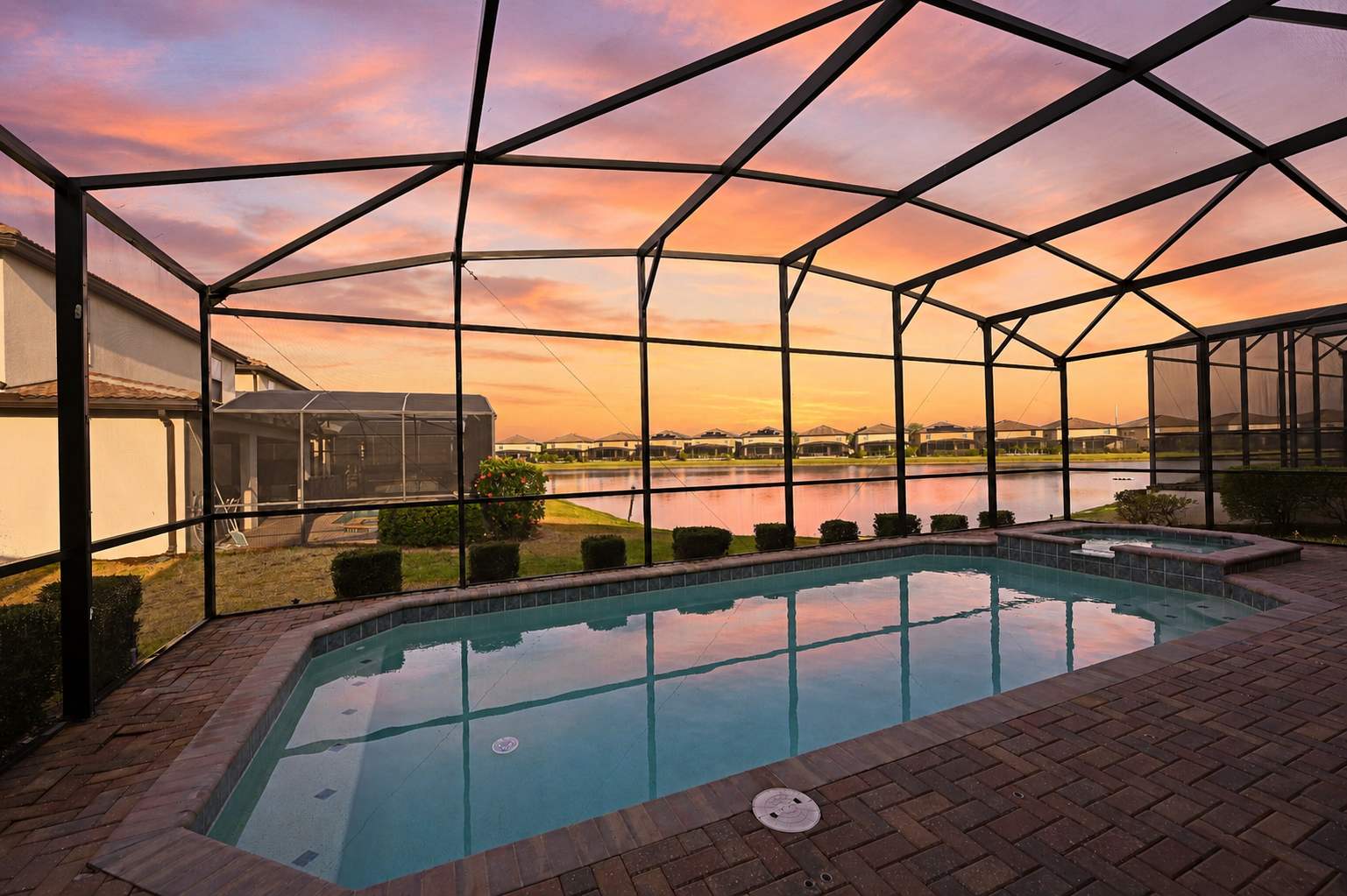 Themed retreat w/ pool, arcade & resort access