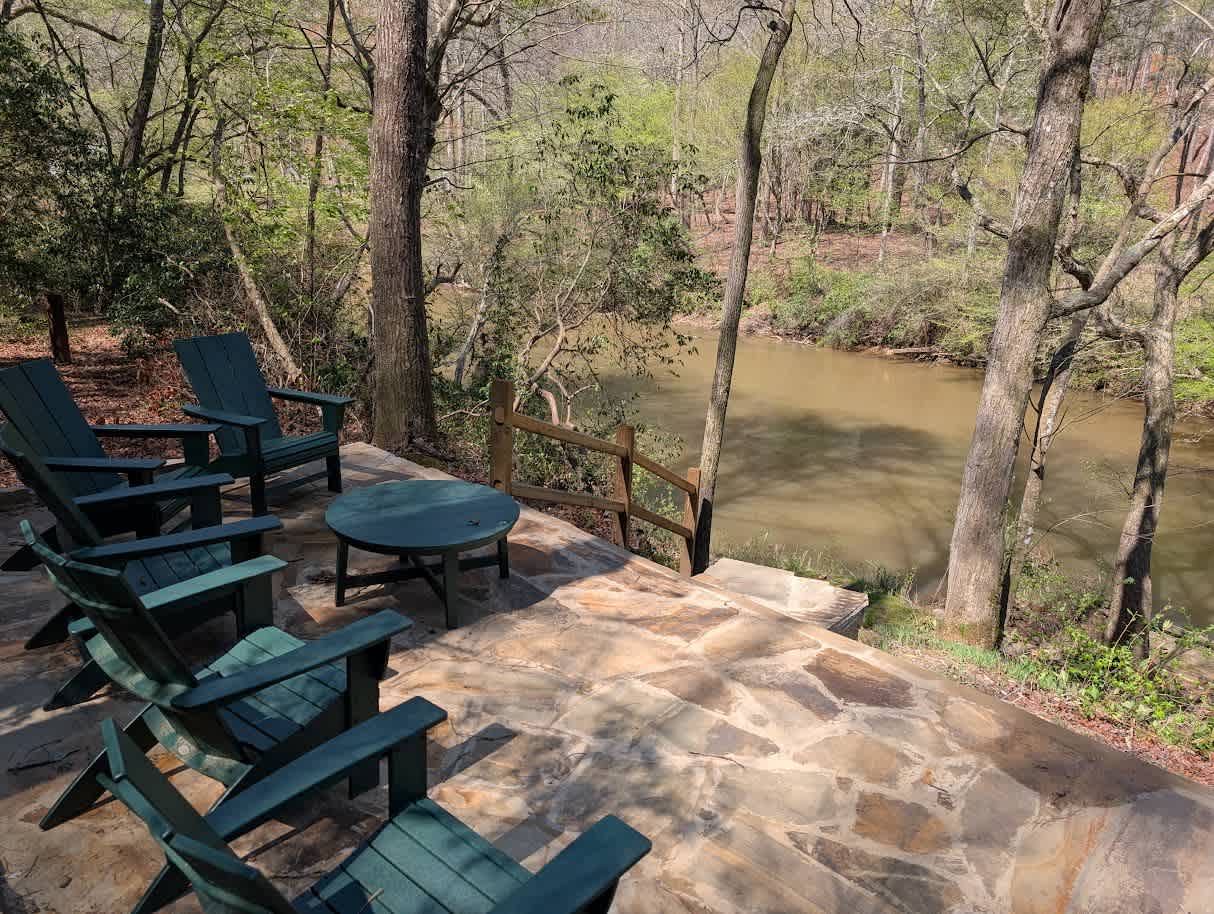 RIVER BEND LODGE- SOQUE RIVERFRONT LOG CABIN
