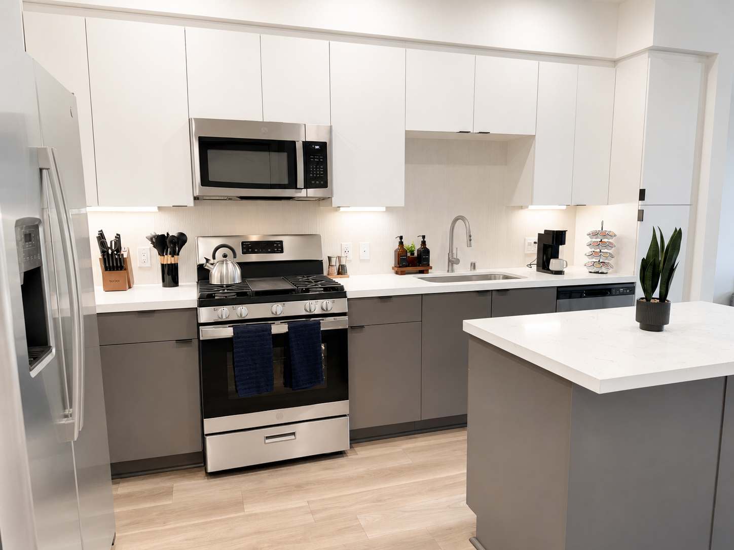 Modern Apartment w/ Pool, Gym & Near Disneyland