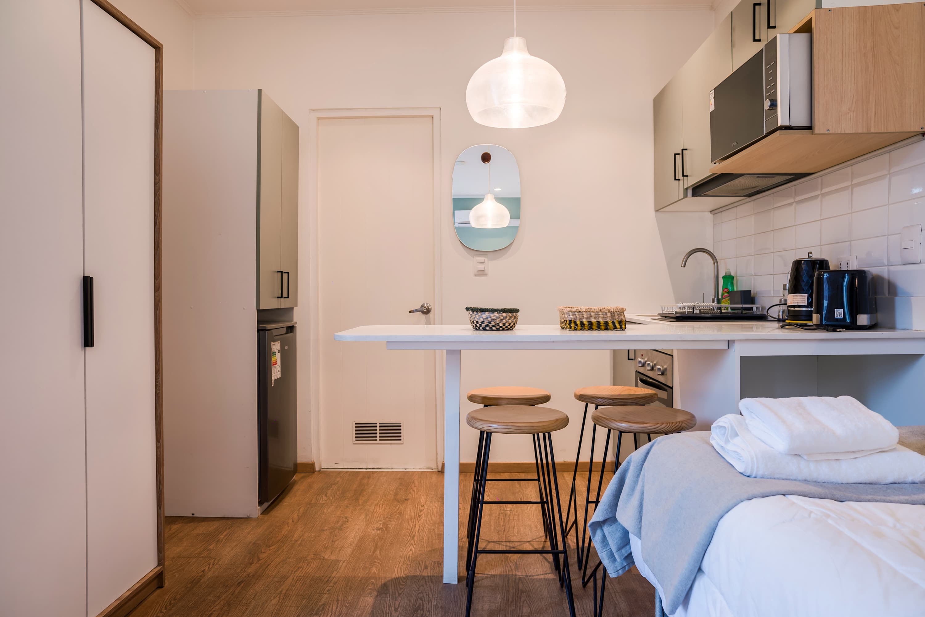 Vibrant Studio in Bellavista | Near Metro for 3