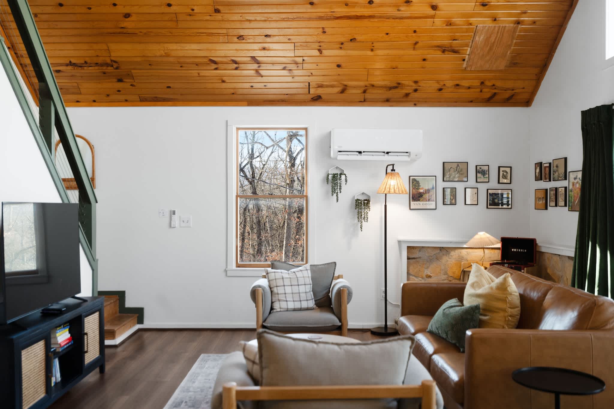 Cozy Cabin w/ Hot Tub, Fire Pit & Loft Getaway