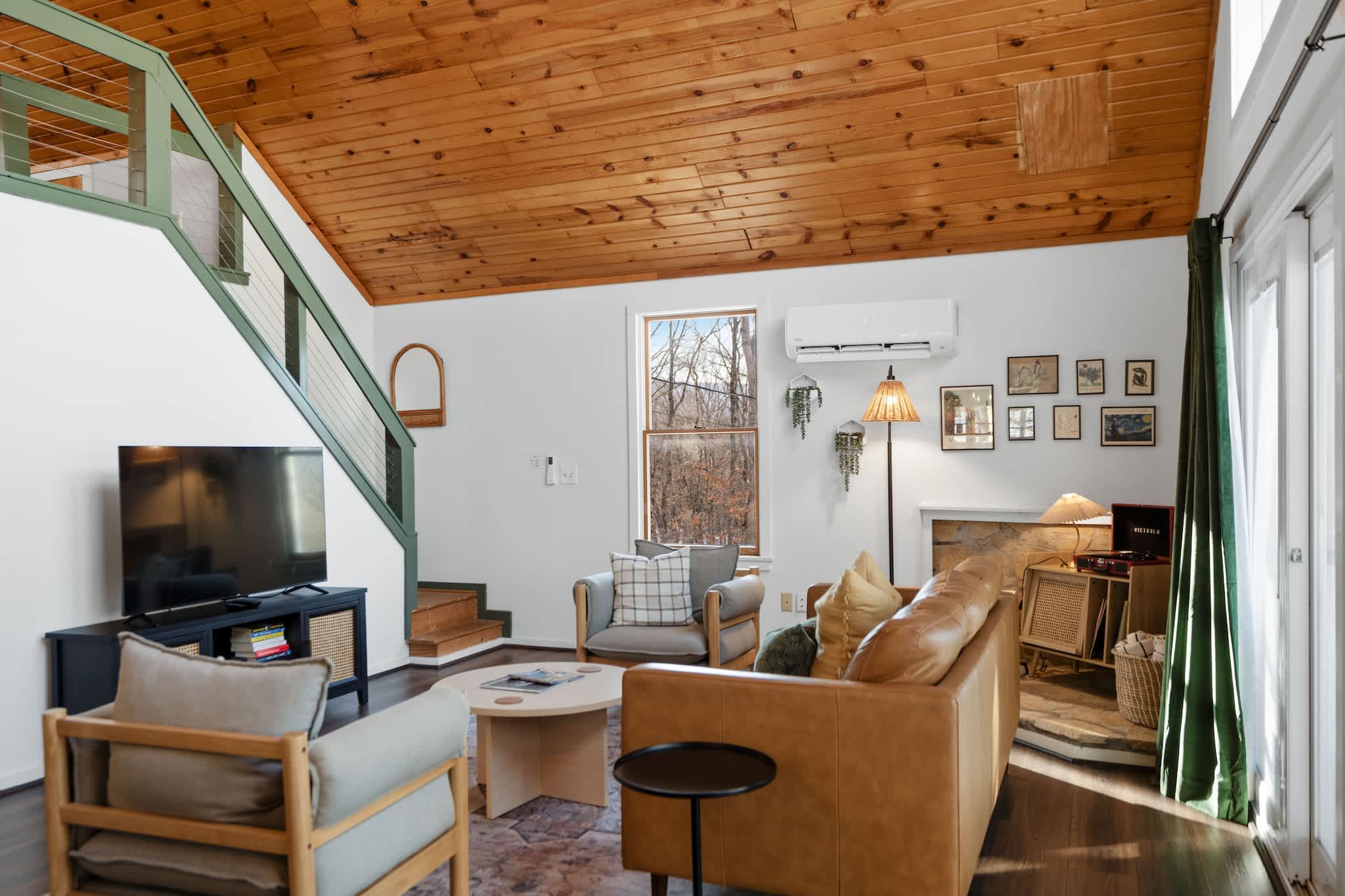 Cozy Cabin w/ Hot Tub, Fire Pit & Loft Getaway