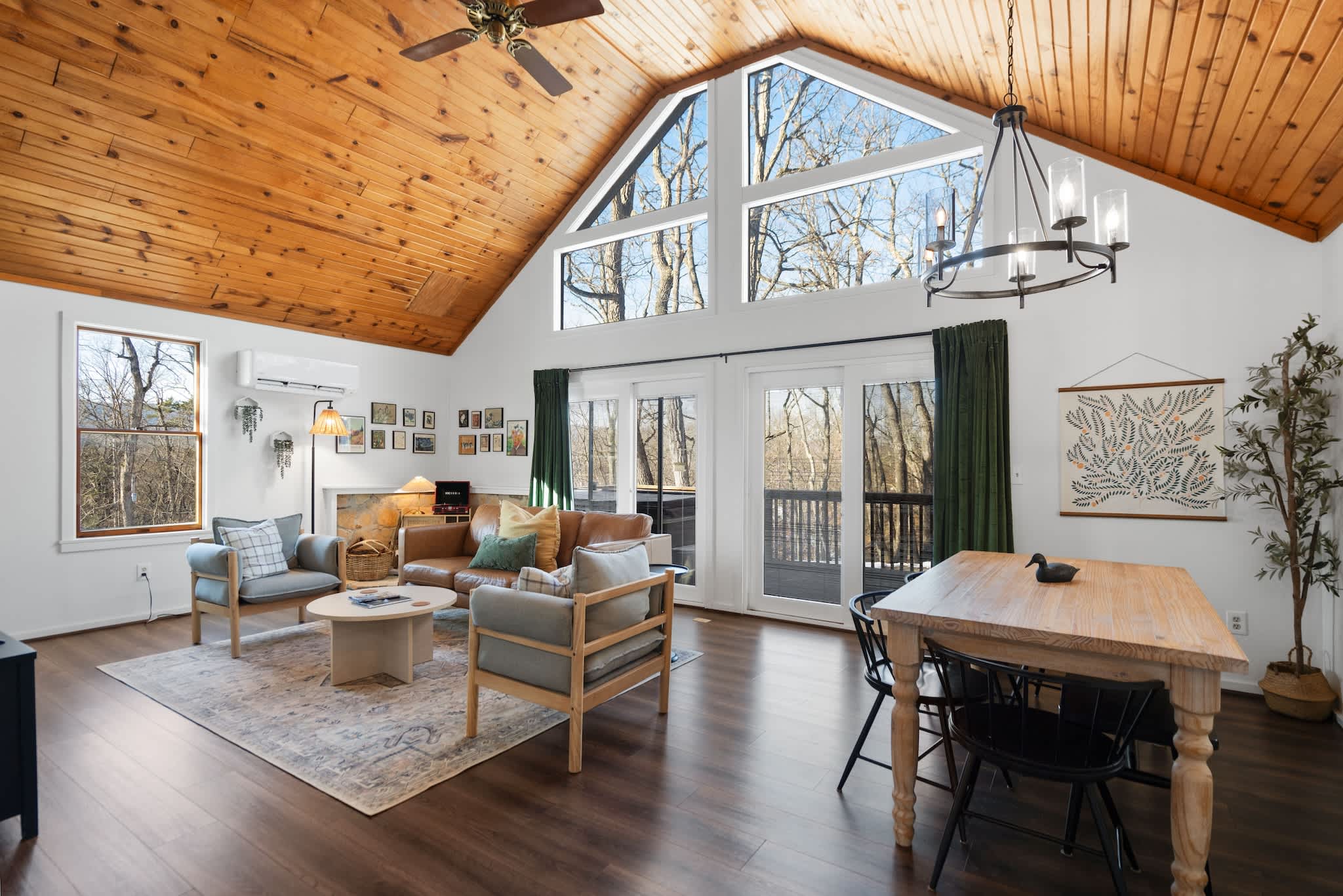 Cozy Cabin w/ Hot Tub, Fire Pit & Loft Getaway
