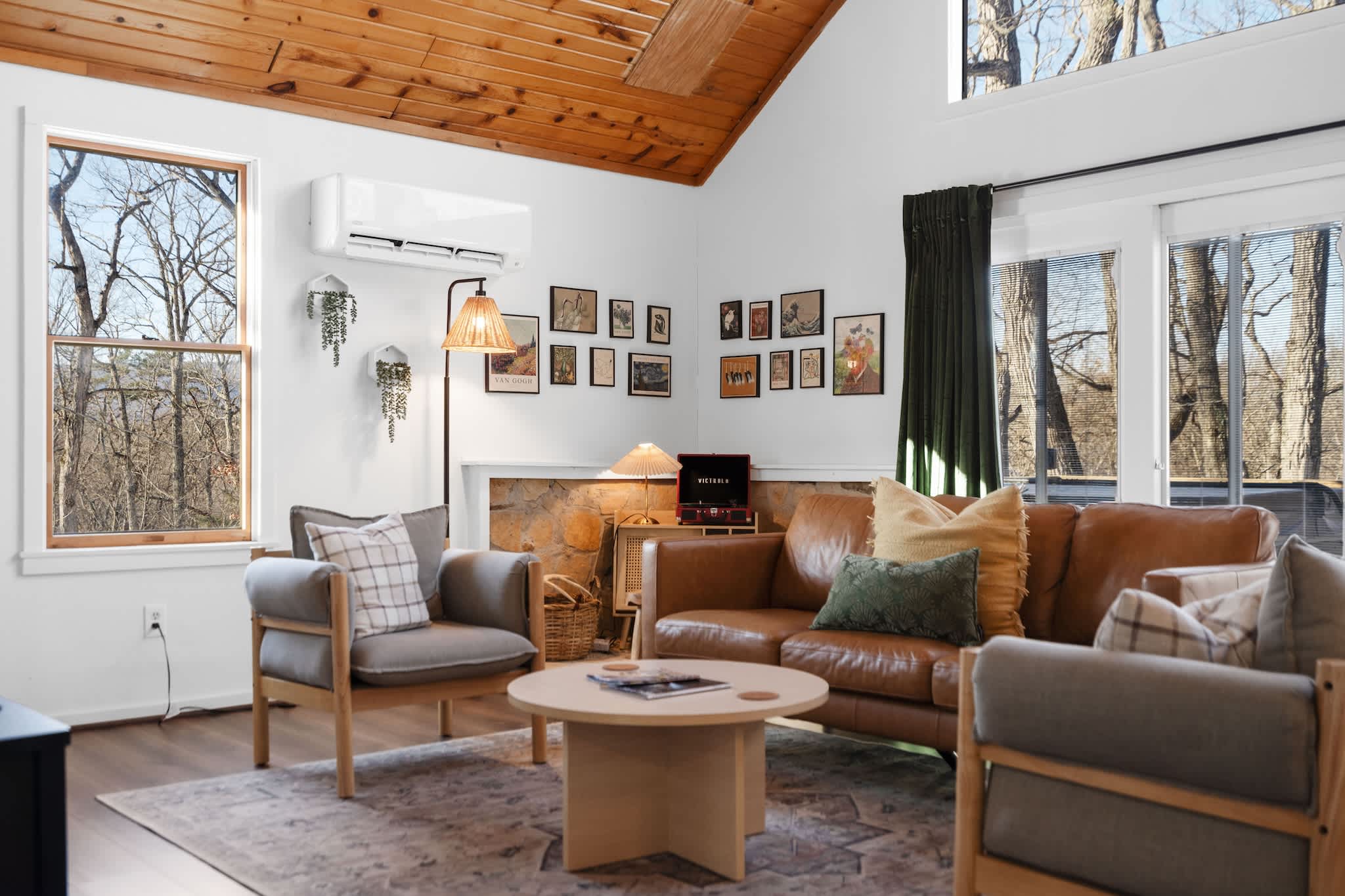 Cozy Cabin w/ Hot Tub, Fire Pit & Loft Getaway