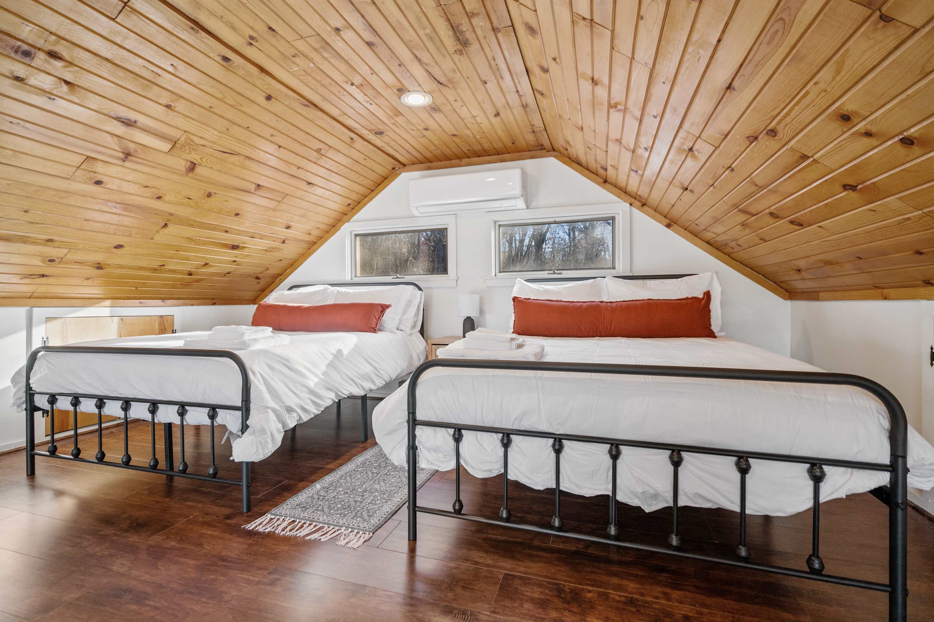 Cozy Cabin w/ Hot Tub, Fire Pit & Loft Getaway