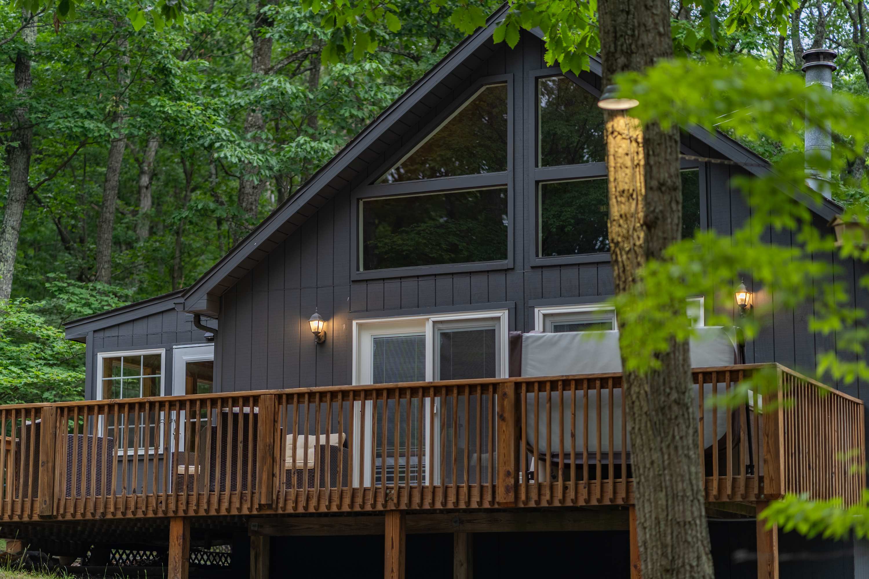 Cozy Cabin w/ Hot Tub, Fire Pit & Loft Getaway